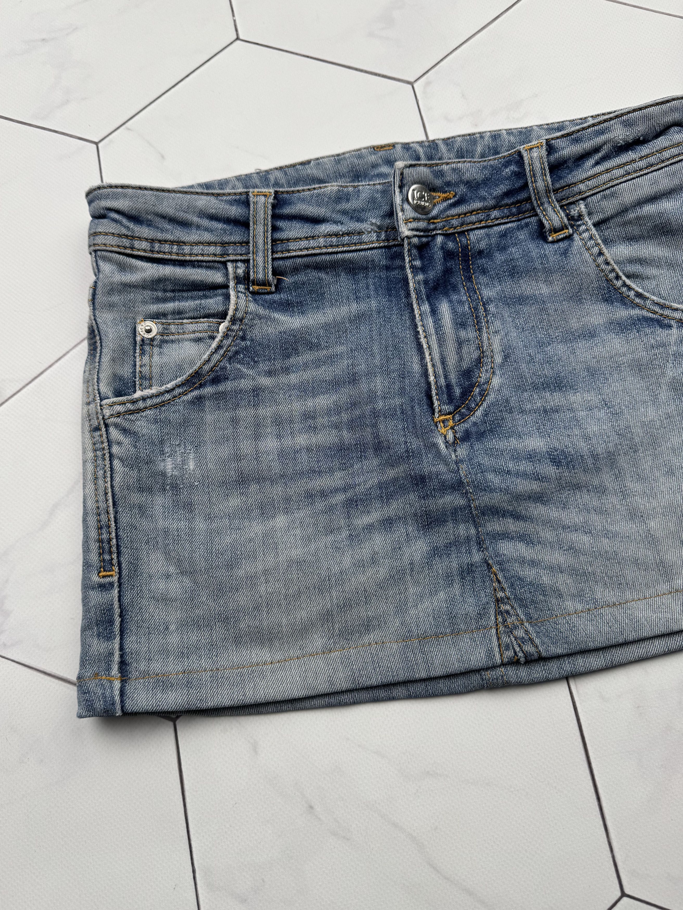 Iceberg Iceberg Vintage Mini Skirt (B399)E2 Size 25" / US 0 / IT 36 - 3 Thumbnail