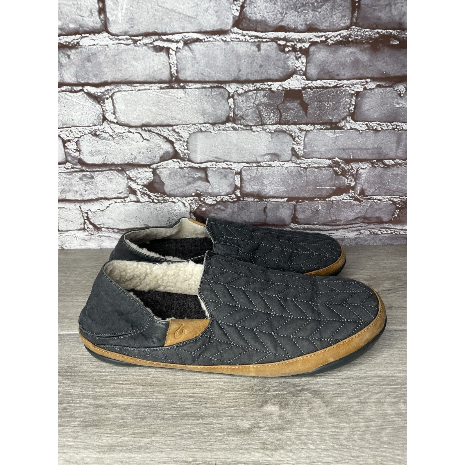 Olukai OluKai Hanohano Waxed Canvas Shadow Gray Wool Shearling Slip Size US 11.5 / IT 41.5 - 23 Thumbnail