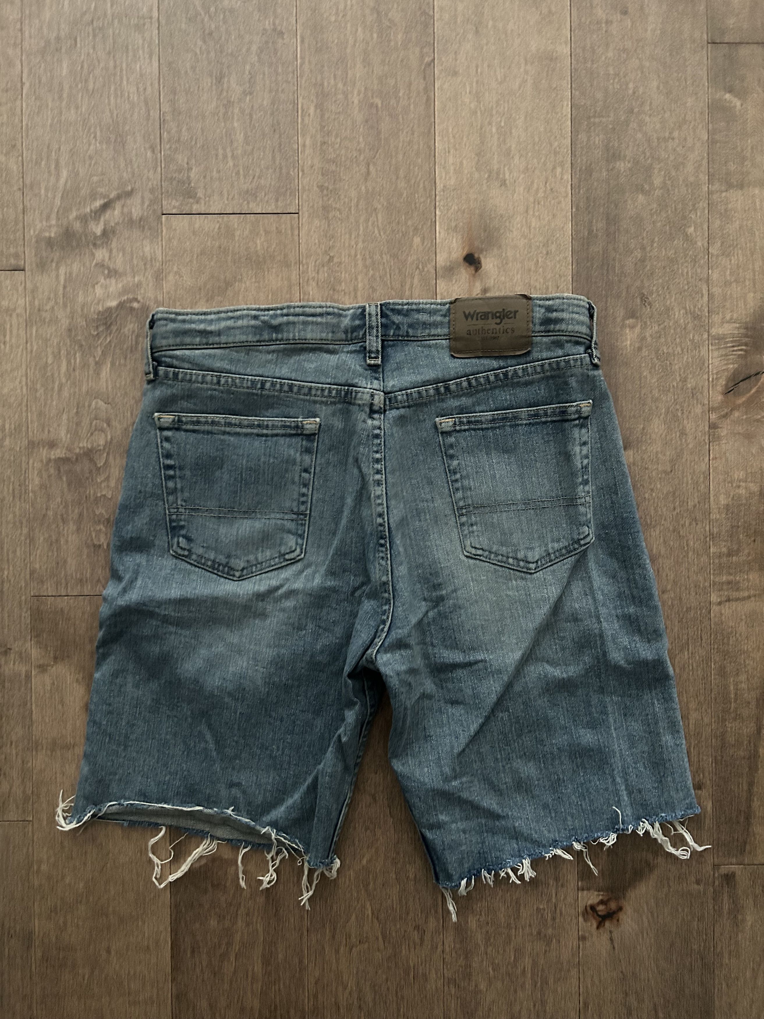 Wrangler Wrangler Light Wash Jorts Size US 32 / EU 48 - 2 Thumbnail