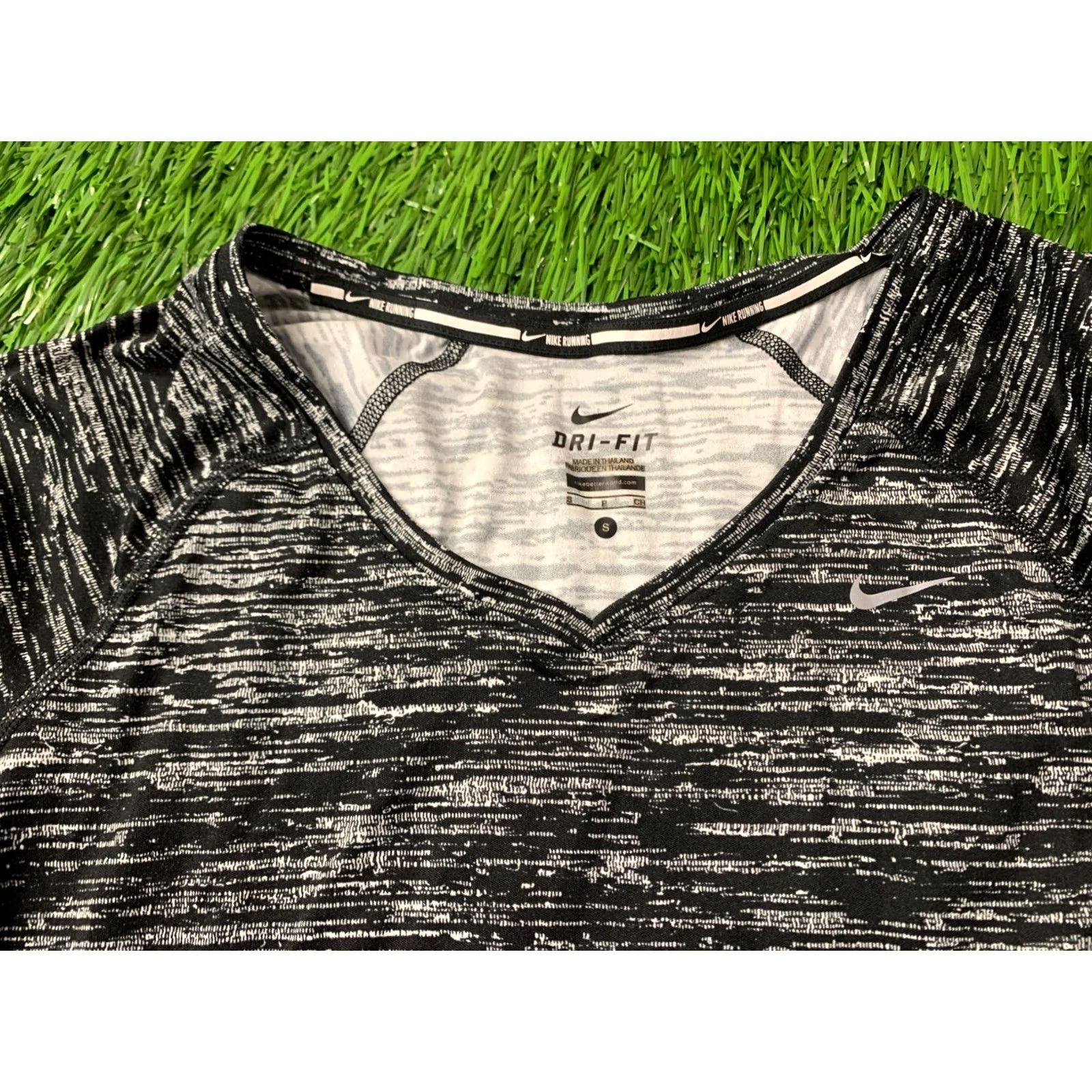Nike Nike Dri-FIT Running Shirt Women XS/S Black and White Jersey 2014 Training React Men? Size S / US 4 / IT 40 - 3 Thumbnail