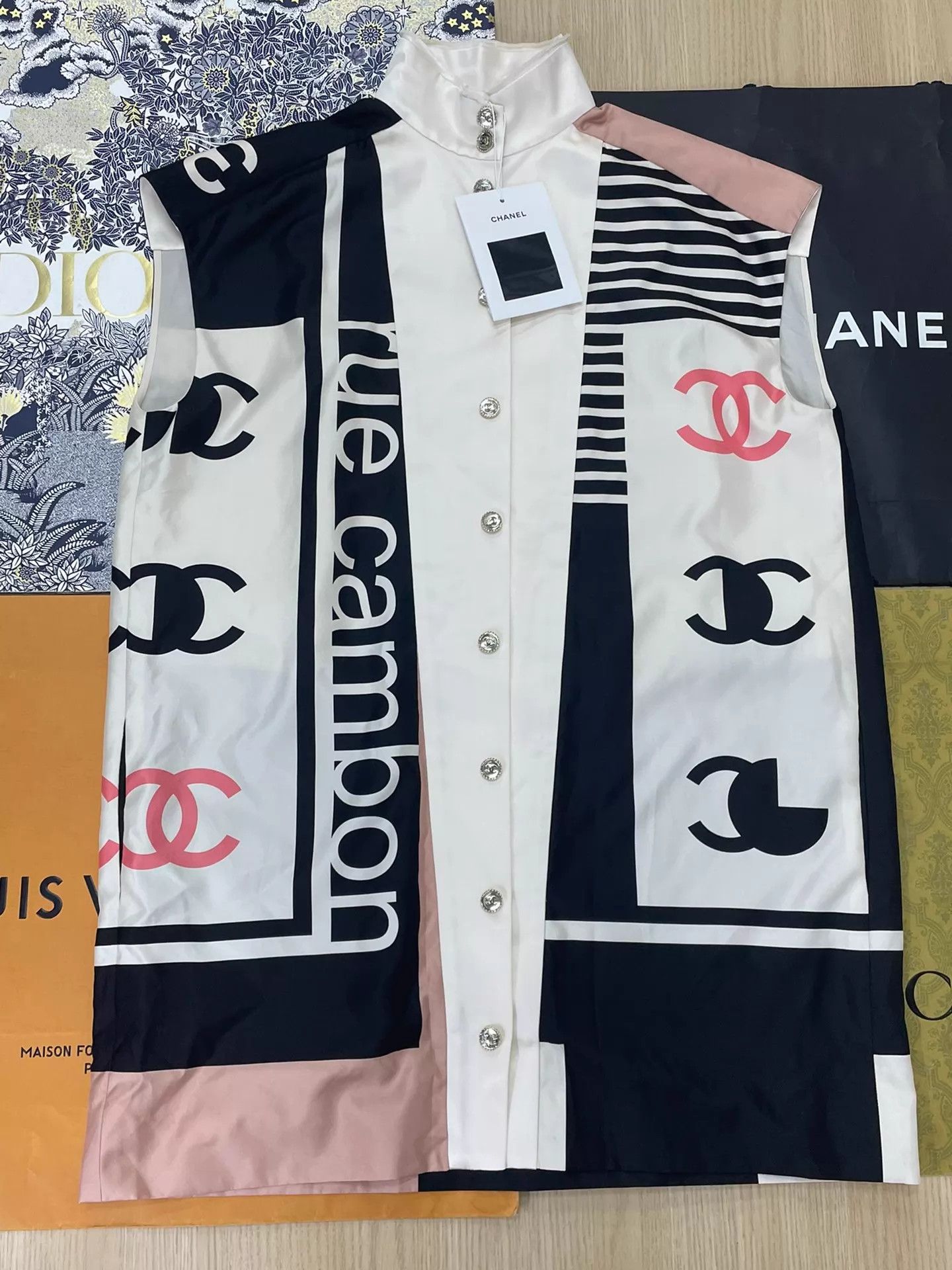 Chanel Chanel Color Blocked Logo Sleeveless Silk Shirt Size XS / US 0-2 / IT 36-38 - 1 Thumbnail