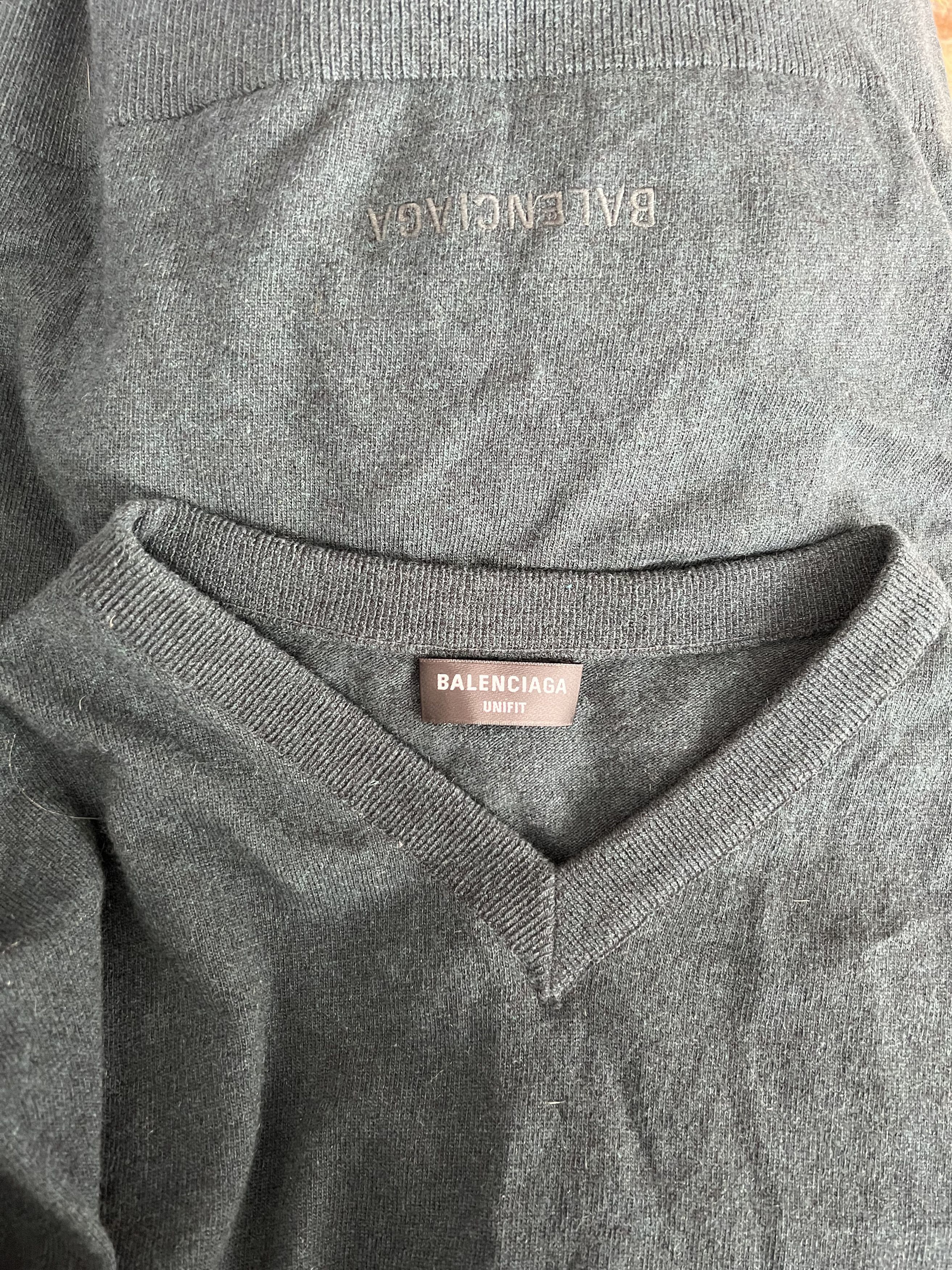 Balenciaga Balenciaga V-neck Logo Cashmere Sweater Size 3 Size US L / EU 52-54 / 3 - 6 Thumbnail