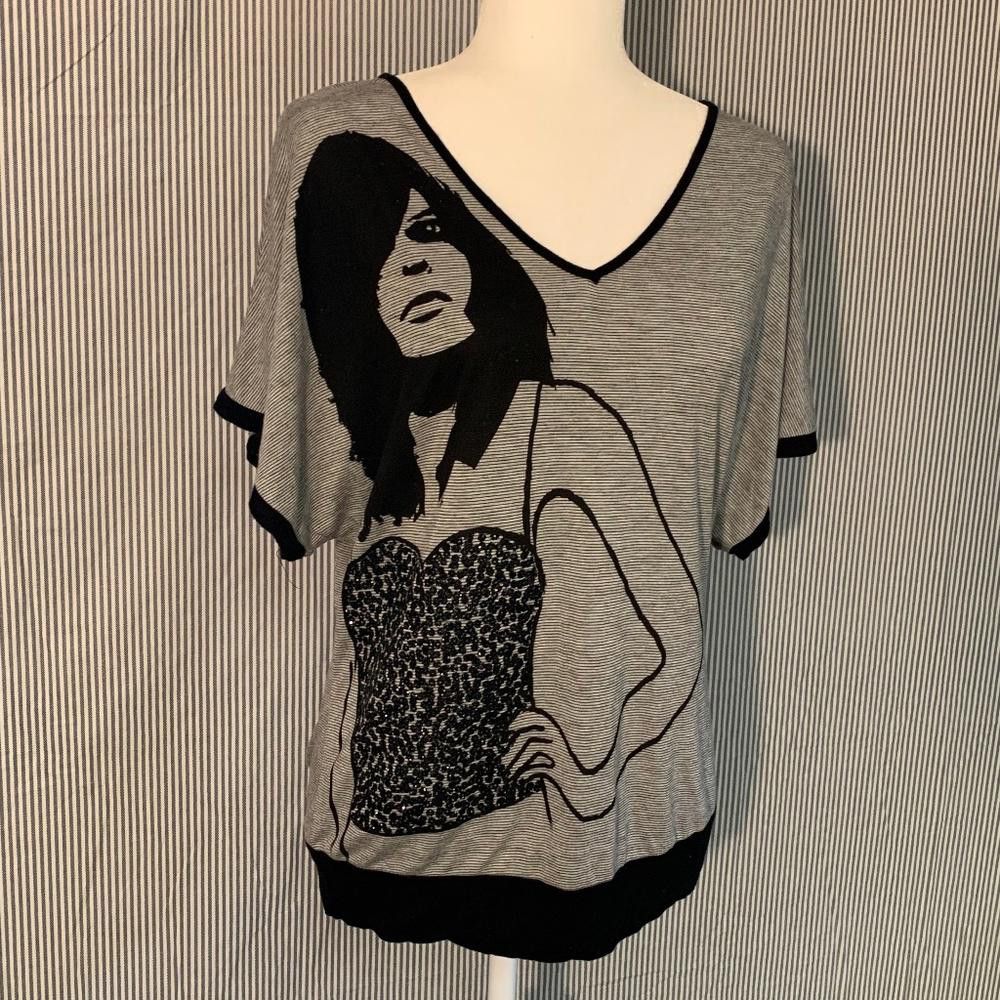 rue21 Rue 21 Gray & Black Bling Silhouette V-Neck Tee, M Size M / US 6-8 / IT 42-44 - 1 Thumbnail