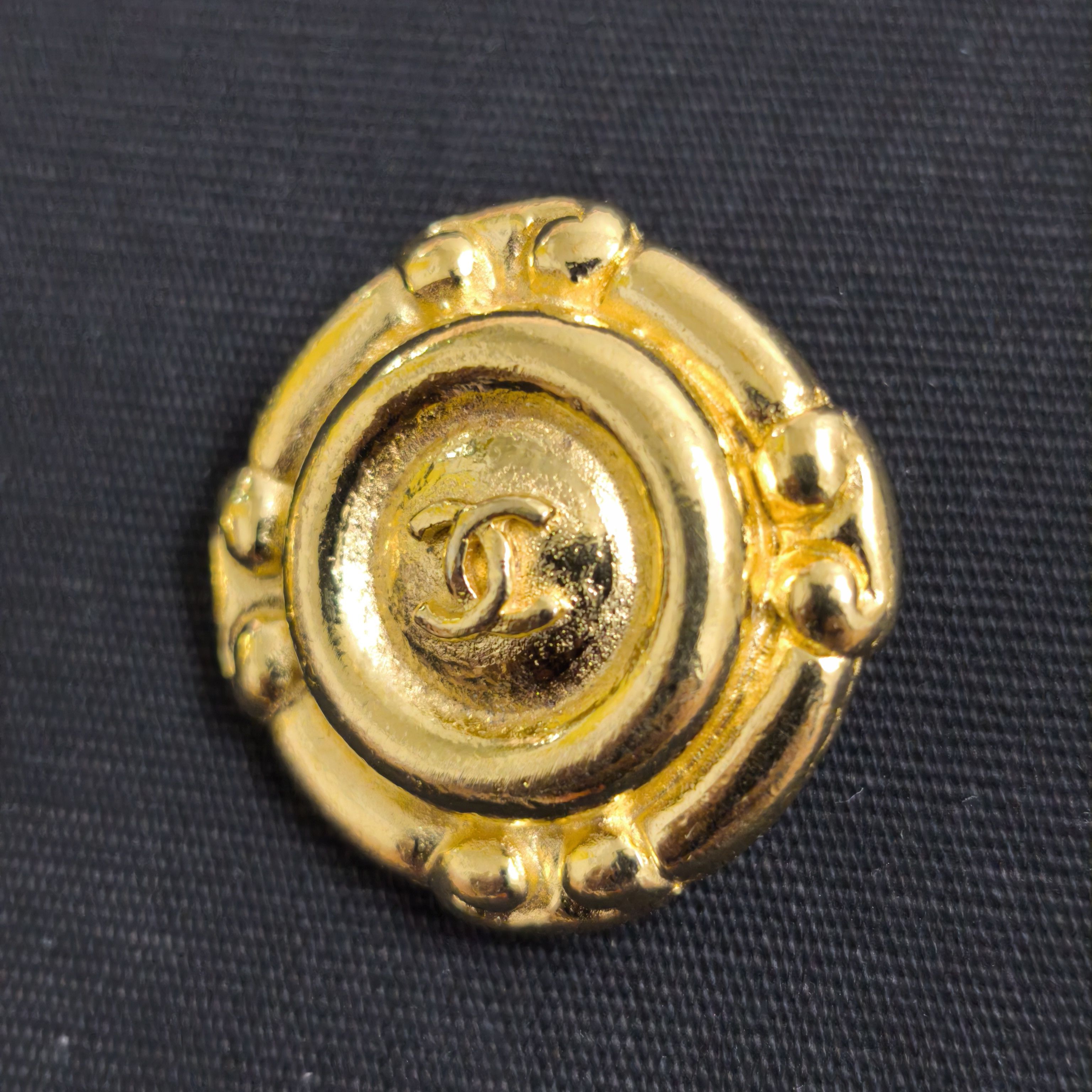 Chanel 70s - 80s Chanel CC Logo Button Clip on earrings Gold Plated Size ONE SIZE - 2 Thumbnail