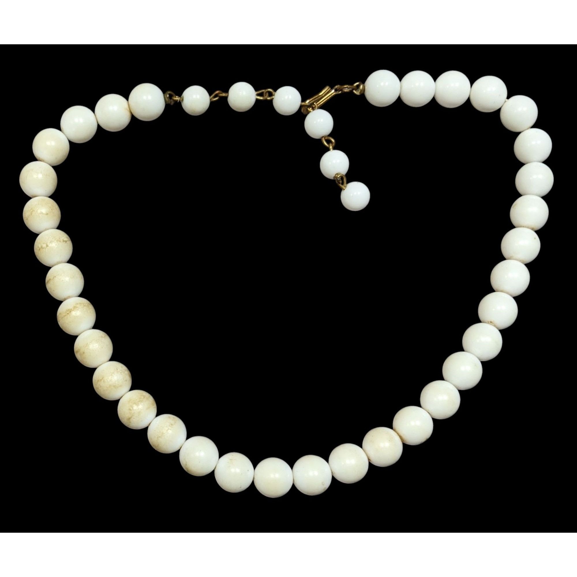 Other Vintage Classic White Beaded Necklace With Hook Clasp Size ONE SIZE - 1 Thumbnail