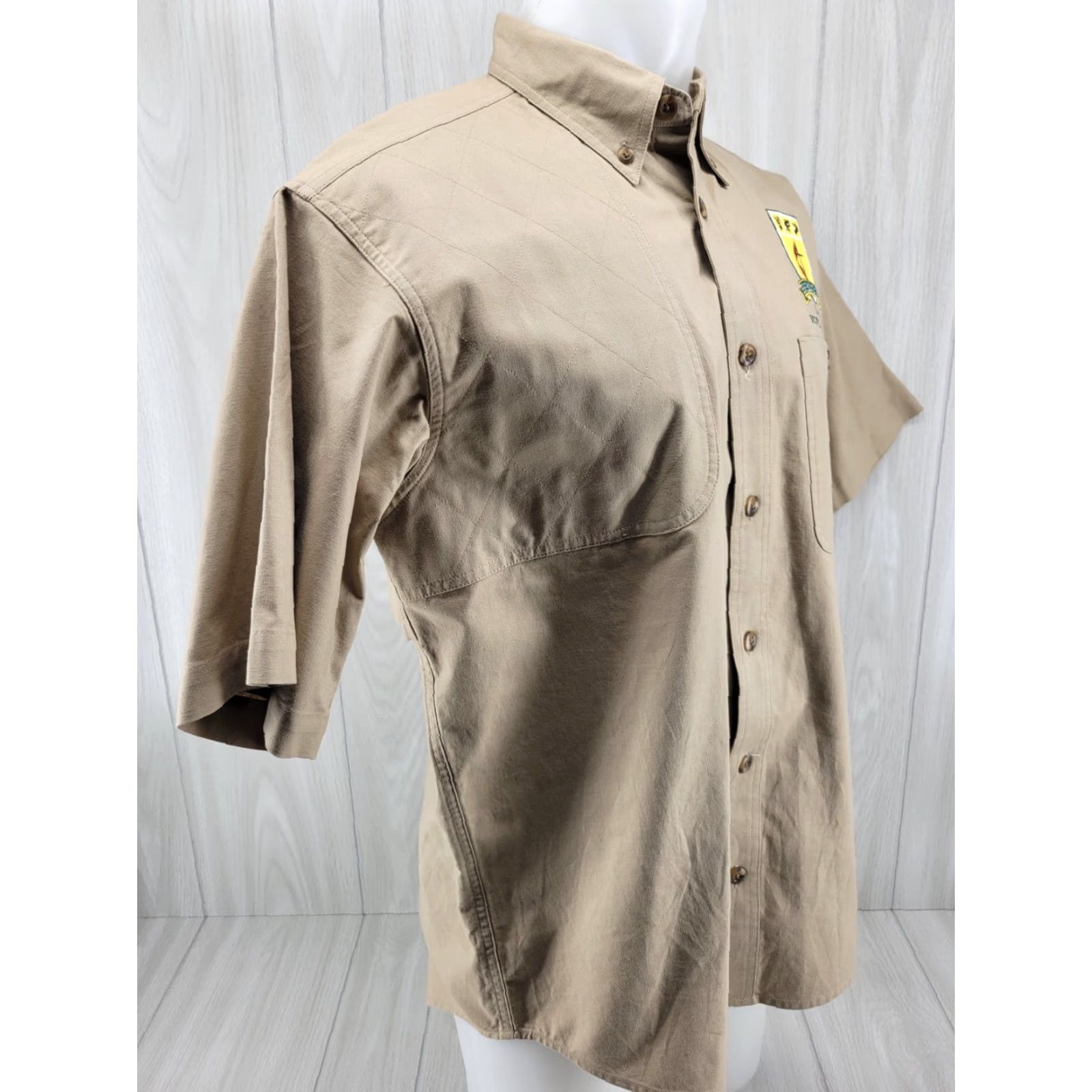Vintage Cabela's Mens Size M REG Short Sleeve Tan Button Up Furs Fins Feathers Shirt Casual Cotton Beige Starred Pattern Solid California USA Theme Mens Size US 31 - 4 Thumbnail