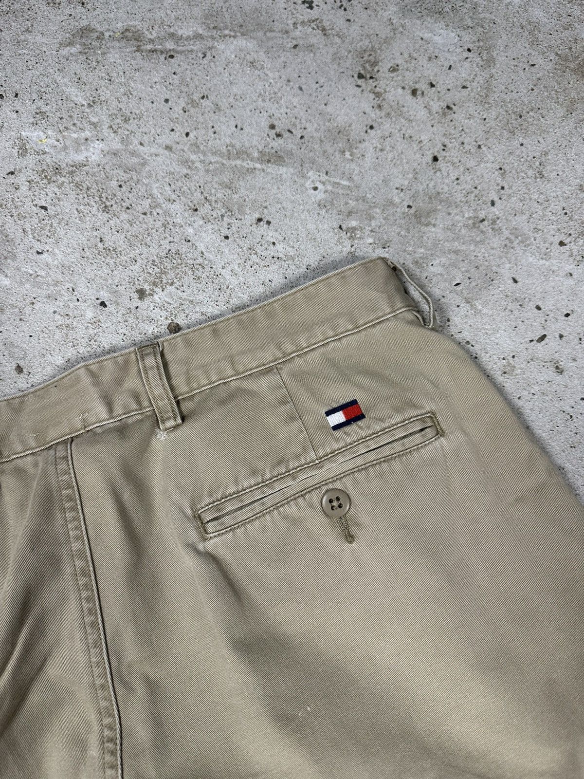 Tommy Hilfiger × Vintage Vintage Y2K Tommy Hilfiger Beige Baggy Cargo Pants Size US 33 - 15 Thumbnail