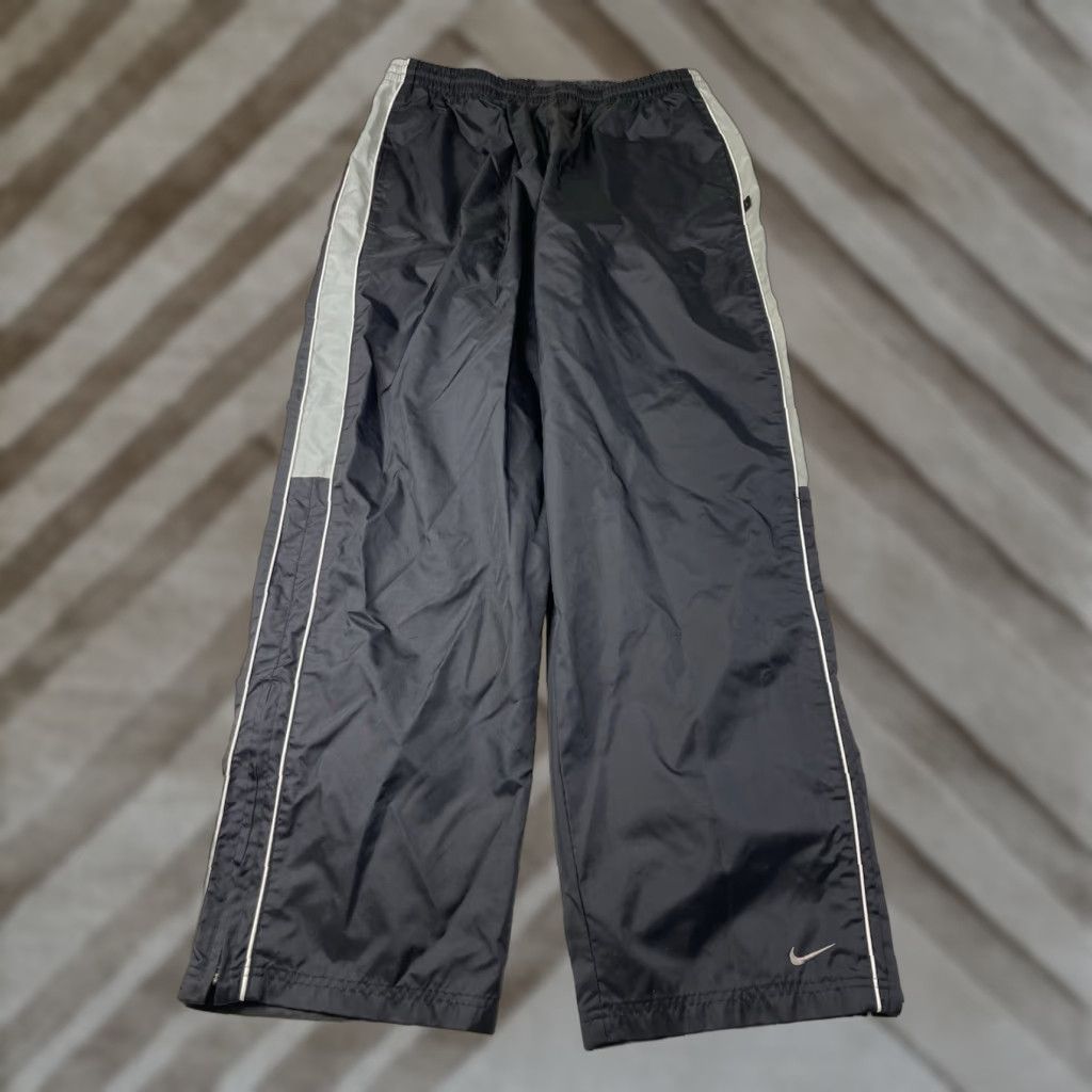 Nike VINTAGE Nike Swoosh Nylon Windbreaker Pants XL Black Track Men Regular Size XL Black Track Pants Streetwear Activewear 90s Size US 36 / EU 52 - 1 Thumbnail