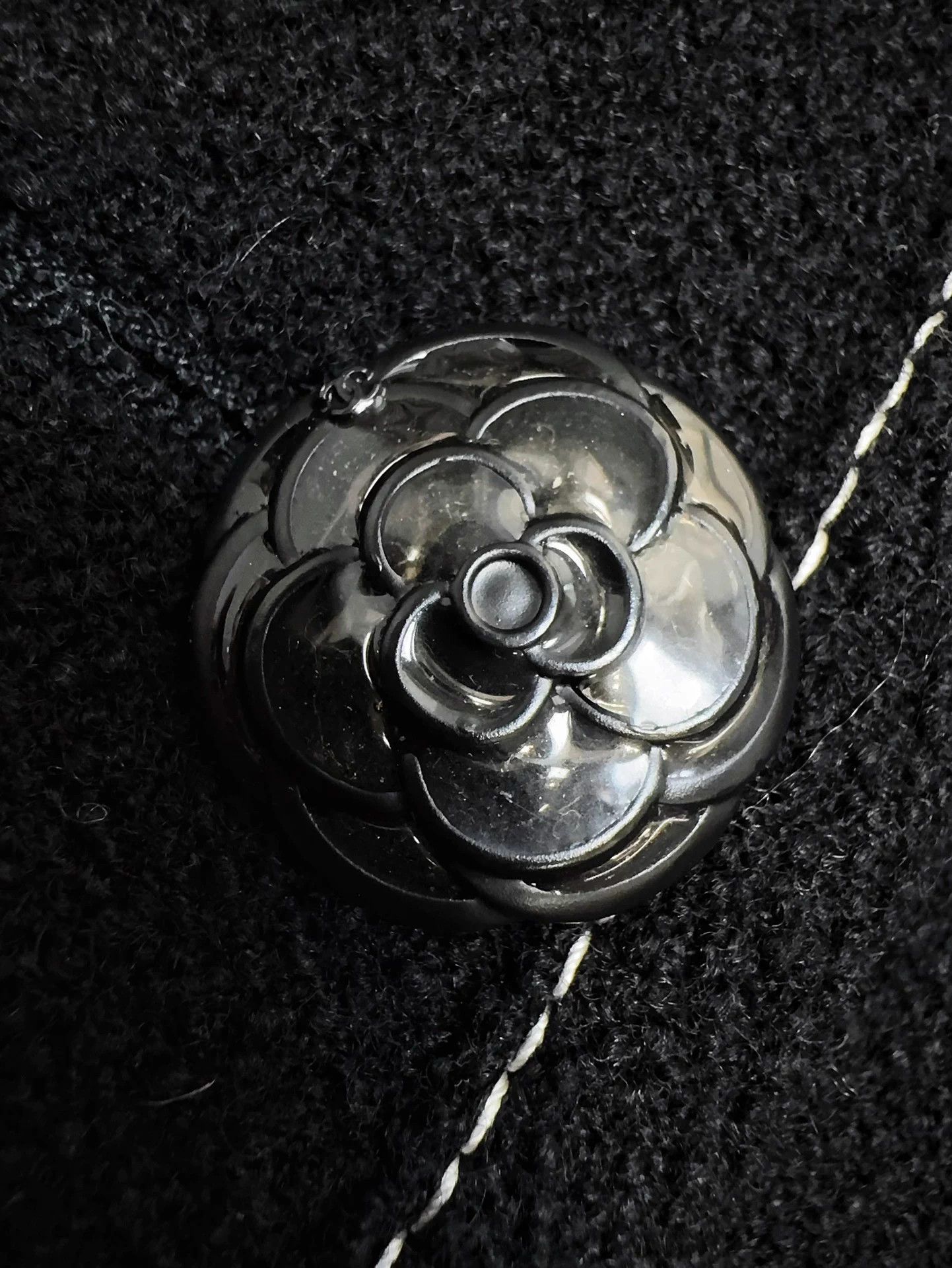 Chanel Chanel 15K Black Vneck 4-pocket Camellia buttons tweed 34 Size XS / US 0-2 / IT 36-38 - 6 Thumbnail