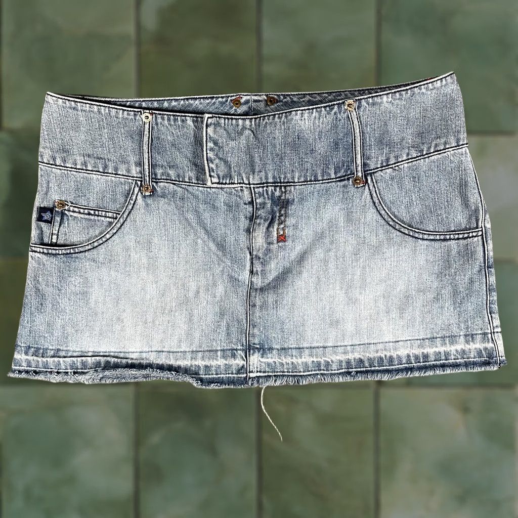 Denime VINTAGE? No. Tyte Denim Mini Skirt 9 Juniors Blue Short Raw Hem Pockets Y2K Embroidered Back Size 30" / US 8 / IT 44 - 1 Thumbnail