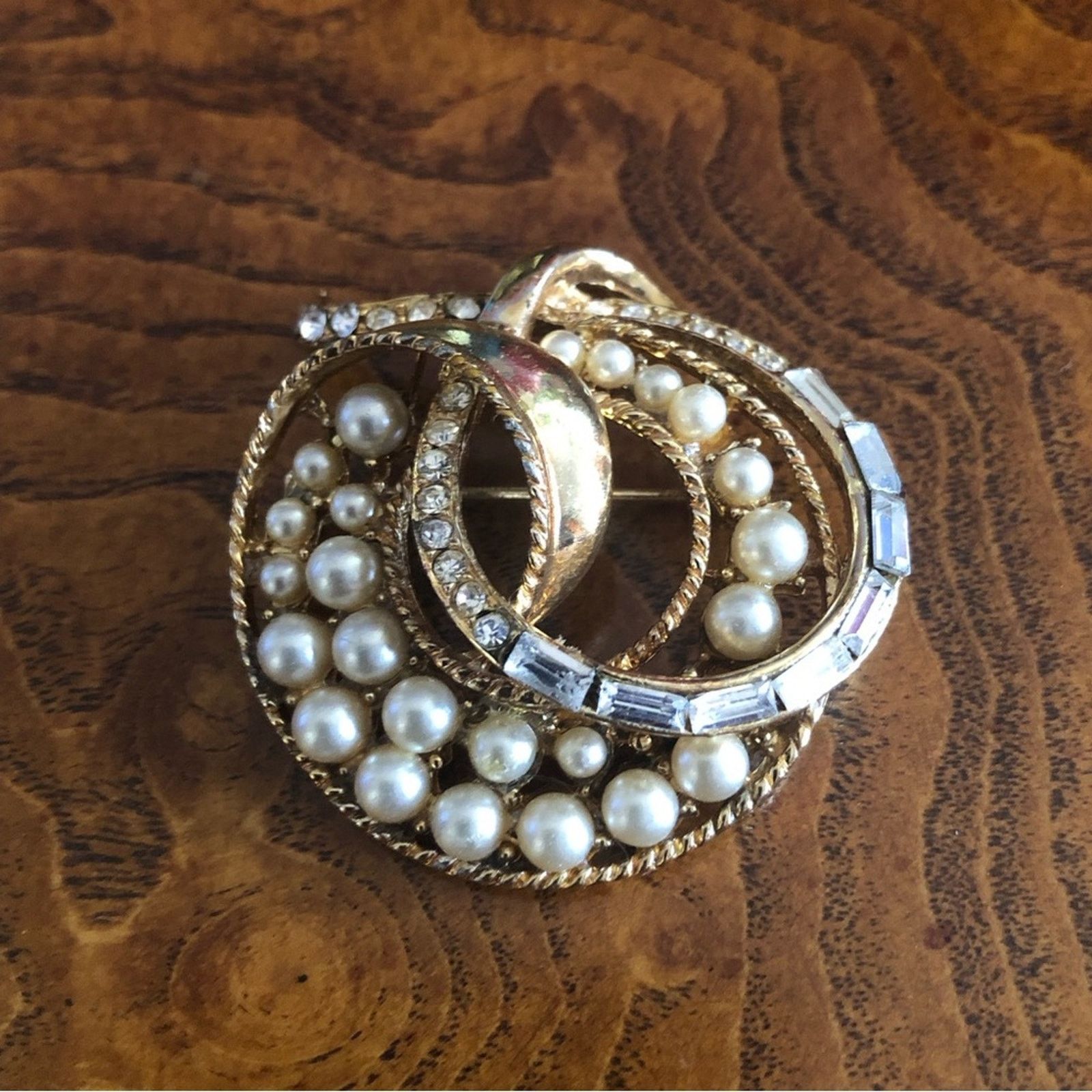 Vintage Vintage 60s faux pearl baguette rhinestone swirl brooch pin Size ONE SIZE - 1 Thumbnail