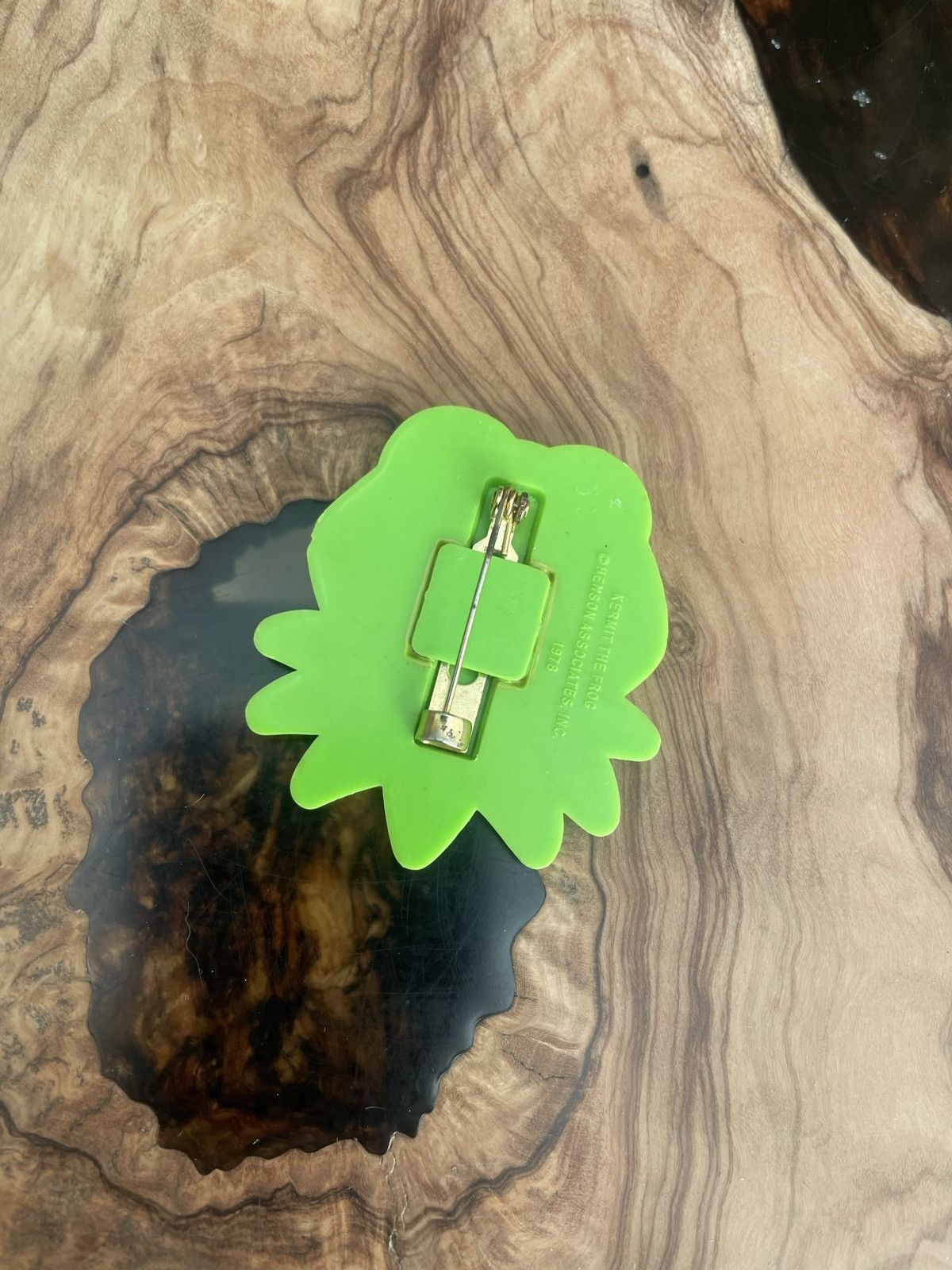 Disney × Vintage Vintage 1978 Kermit The Frog Portrait Badge Pin Size ONE SIZE - 4 Thumbnail