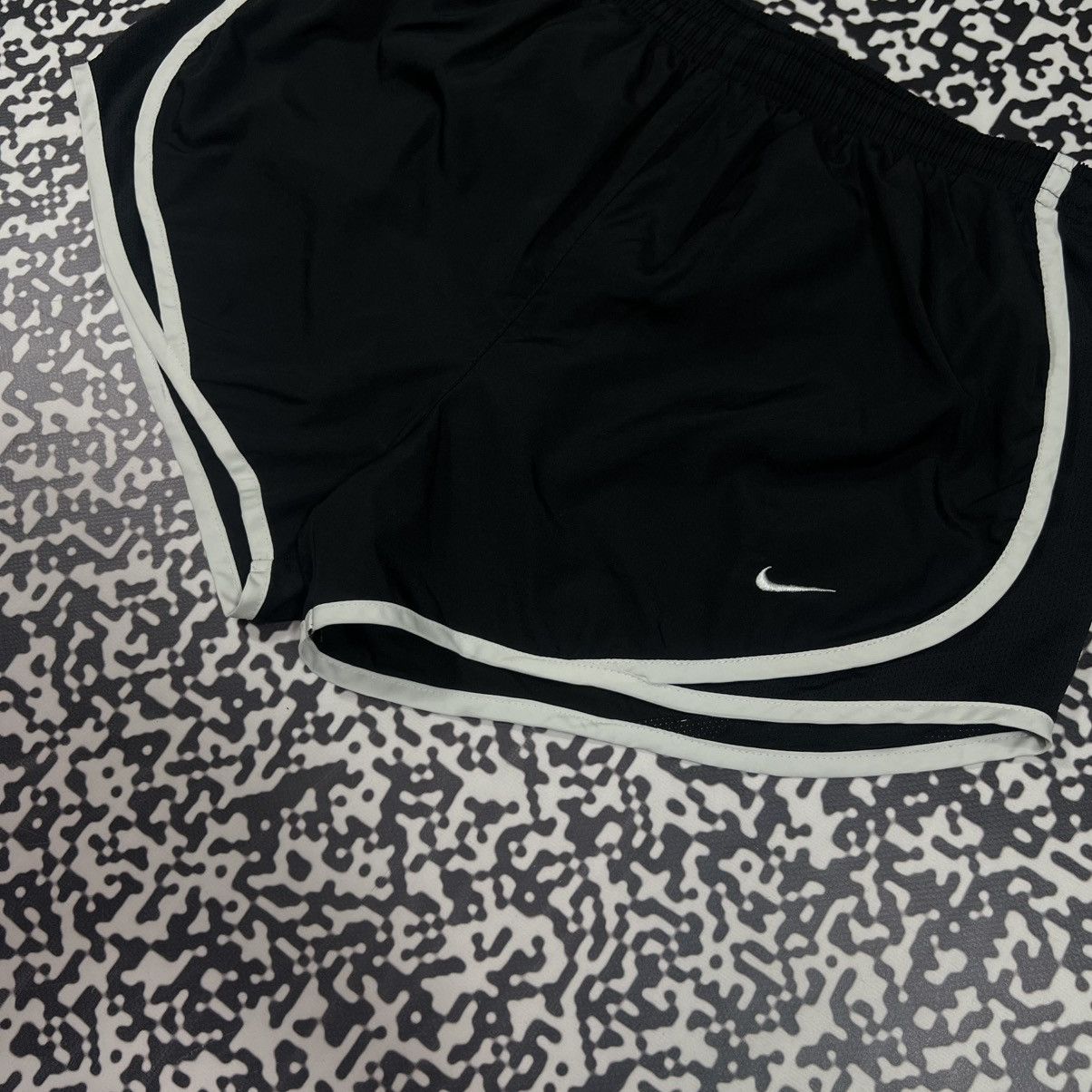 Nike Vintage Y2K Nike Swoosh Logo Retro Sport Style Casual Shorts Size US 31 - 5 Thumbnail