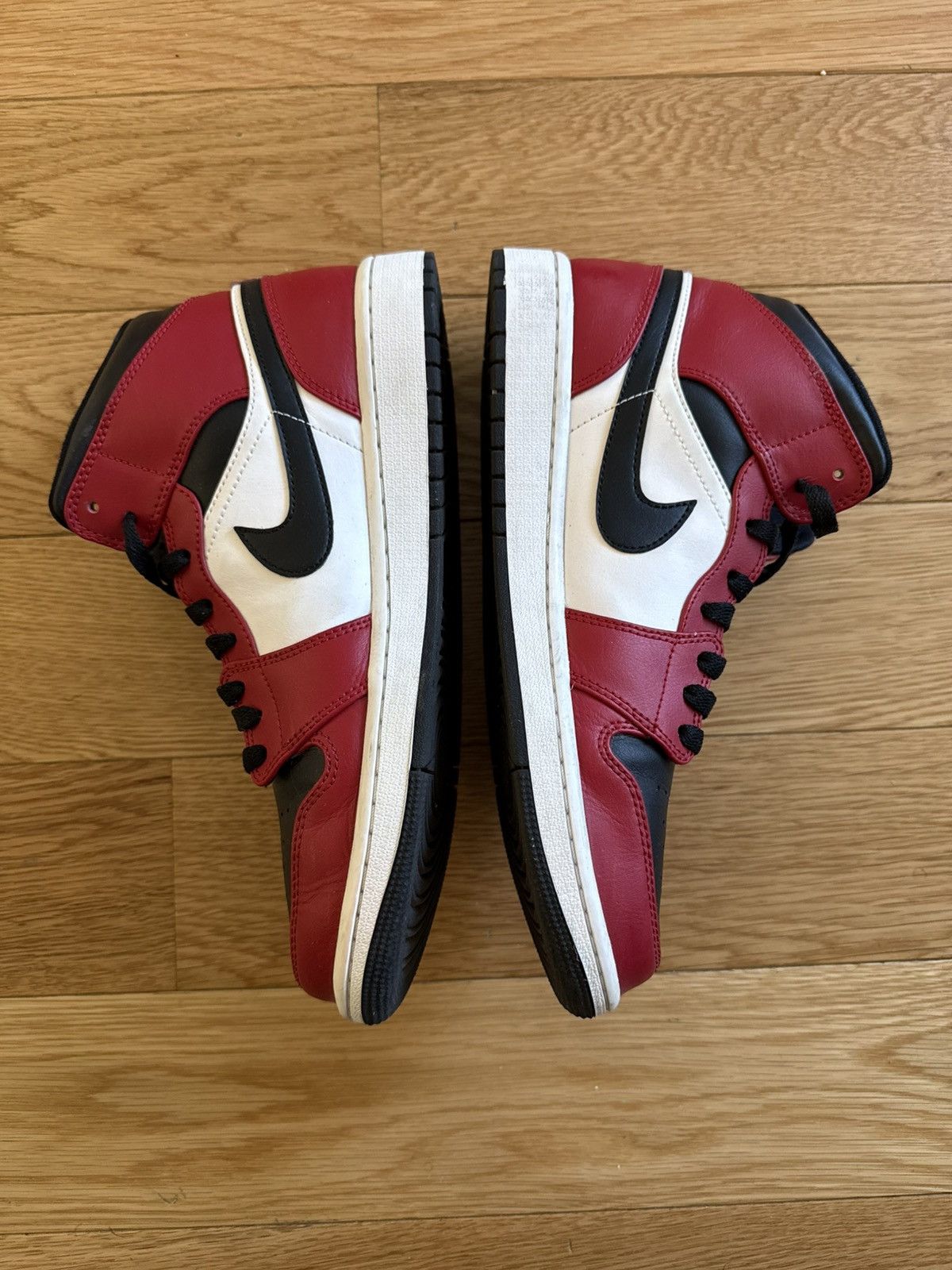 Jordan Brand Air Jordan 1 Mid 'Chicago Black Toe' Size US 9.5 / EU 42-43 - 3 Thumbnail