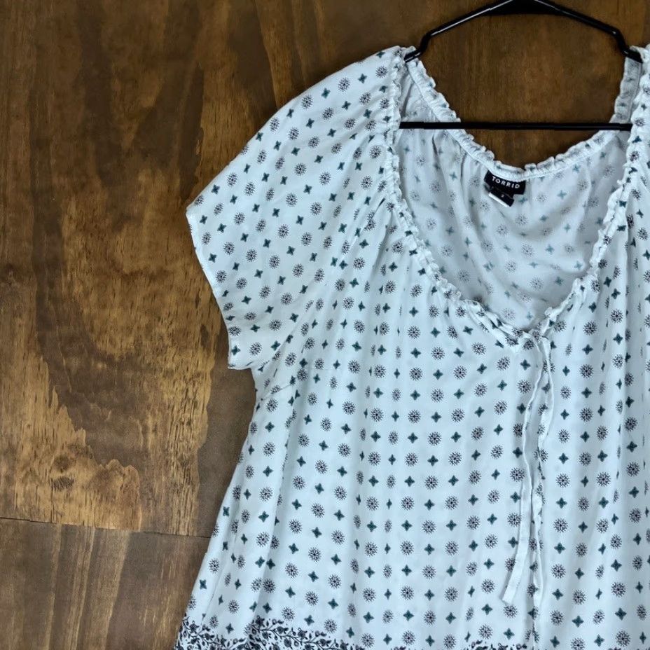 Torrid Torrid Blouse White Floral 2X Short Sleeve Front Tie Off the Shoulder Flutter Sleeve Chiffon Lightweight Casual Workwear Womens Size XXL / US 16-18 / IT 52-54 - 4 Thumbnail