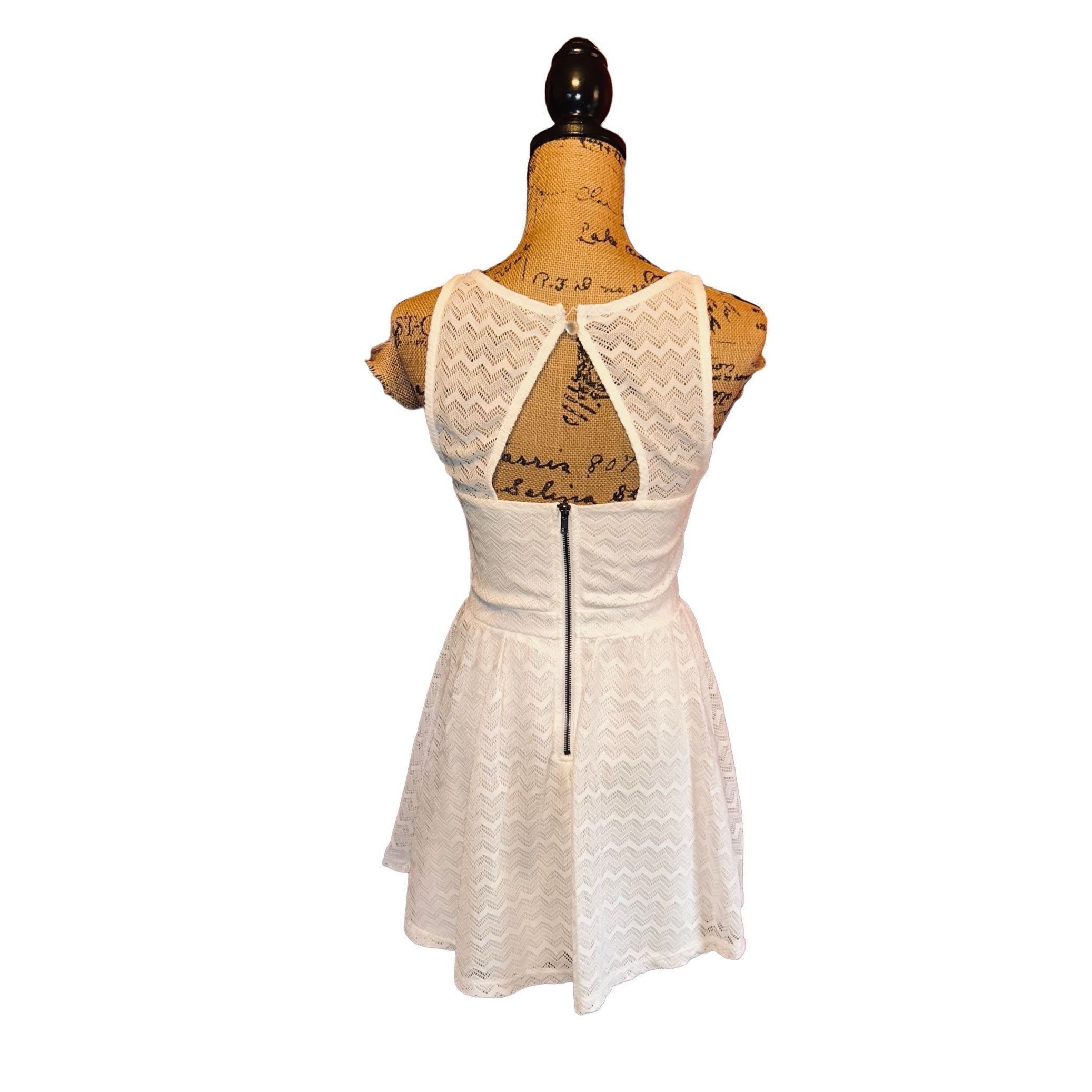 Other Material Girl Ivory Lace Overlay Dress Size M Size M / US 6-8 / IT 42-44 - 2 Thumbnail