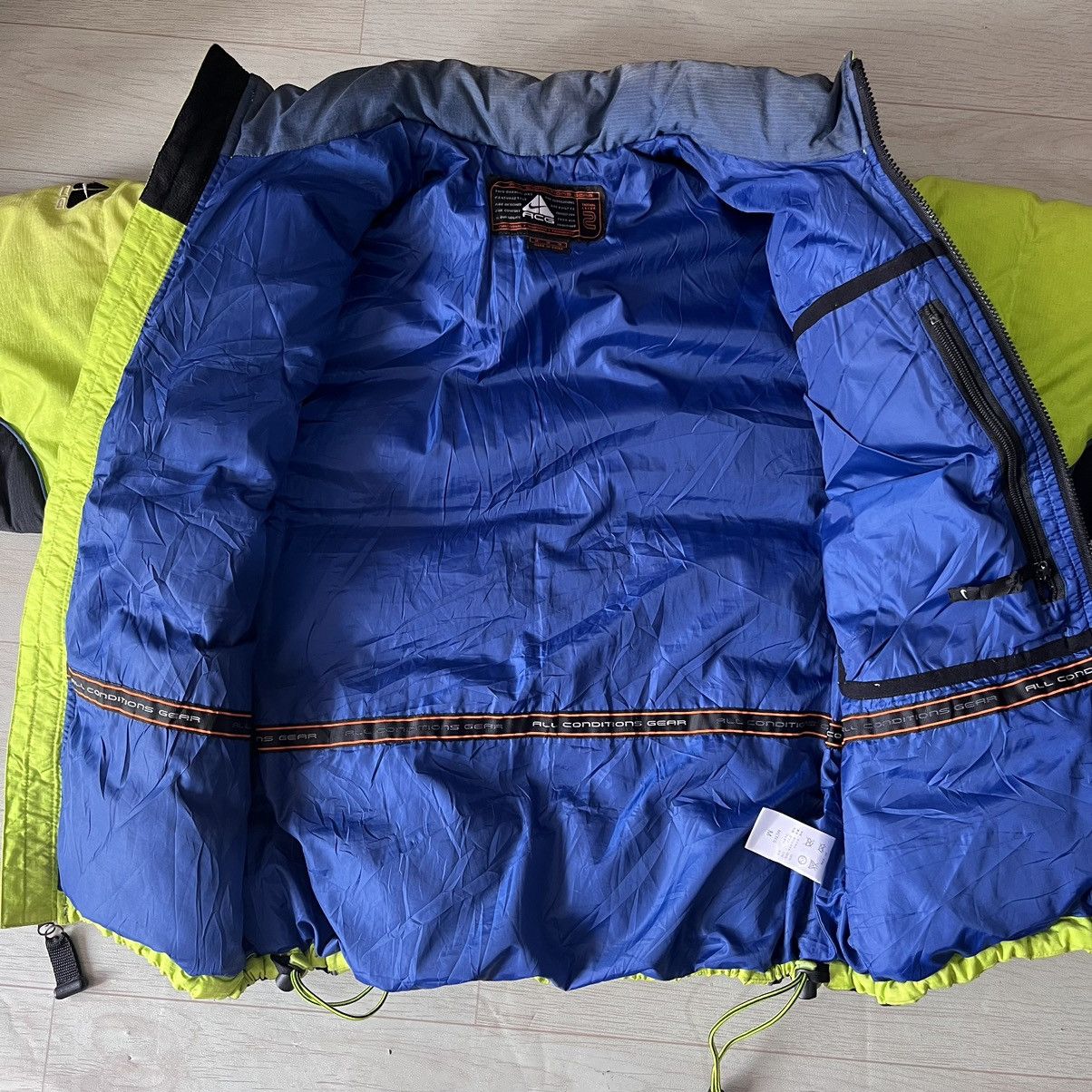Nike ACG 90s Nike acg neon puffer jacket Size US M / EU 48-50 / 2 - 7 Thumbnail