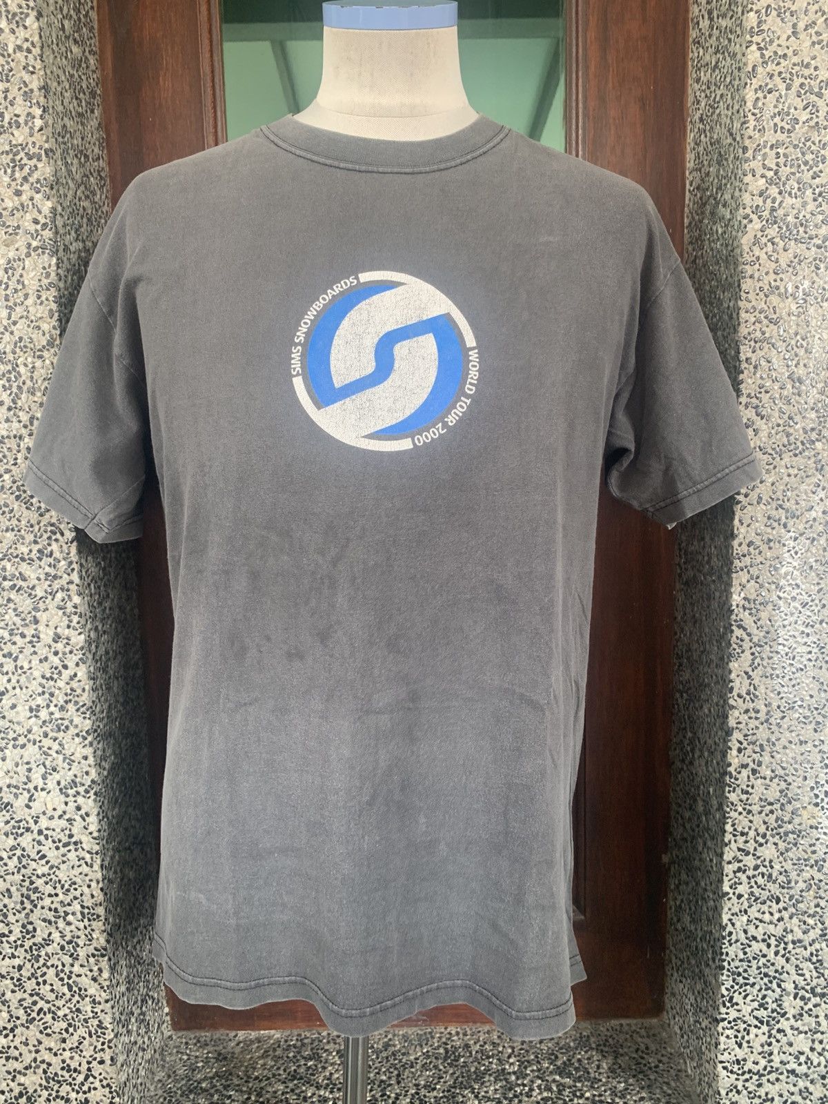 Vintage Vintage 2000 Sims Snowboards World Tour T shirt Size US M / EU 48-50 / 2 - 3 Thumbnail