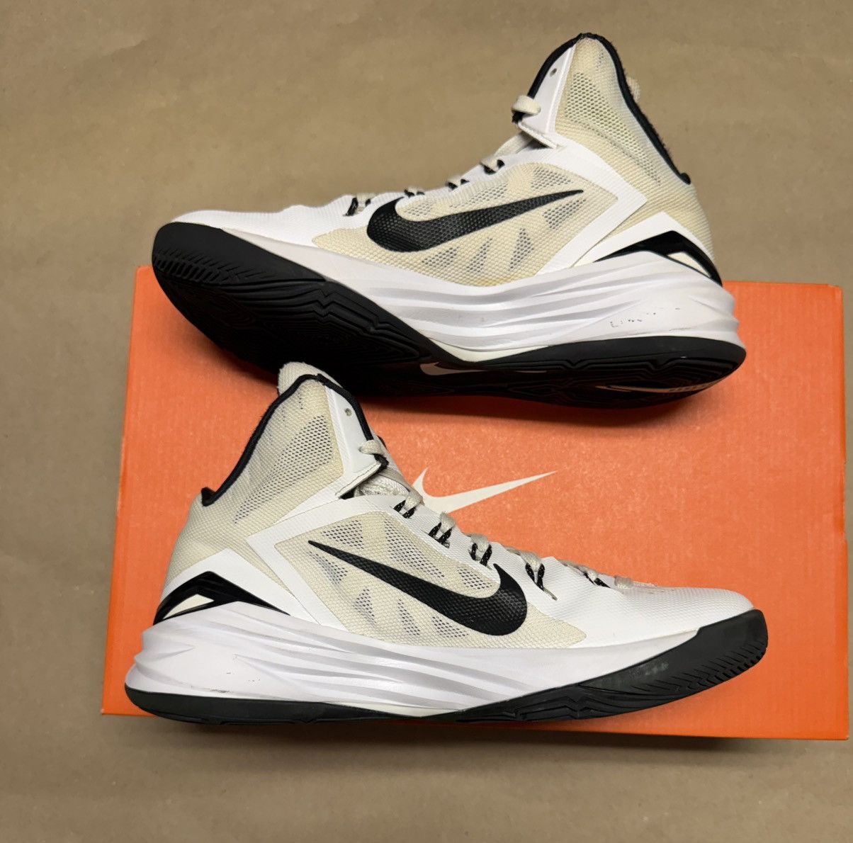 Nike Nike Hyperdunk 2014 Women’s White Black size 8.5 Basketball! Size US 8.5 / IT 38.5 - 2 Thumbnail