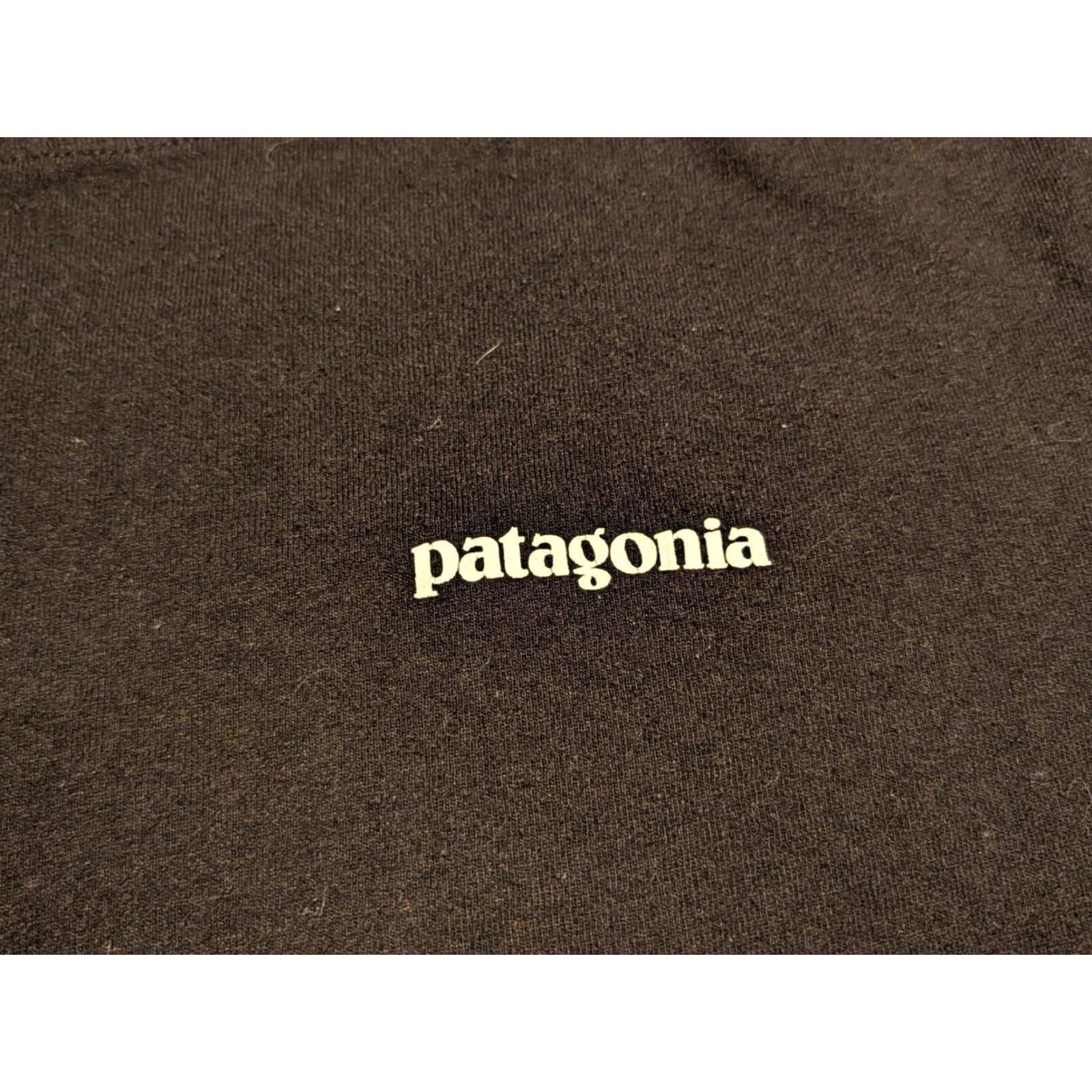 Patagonia Patagonia Shirt Mens M Black Long Sleeve P-6 Logo Graphic Responsibili-Tee Size US M / EU 48-50 / 2 - 6 Thumbnail