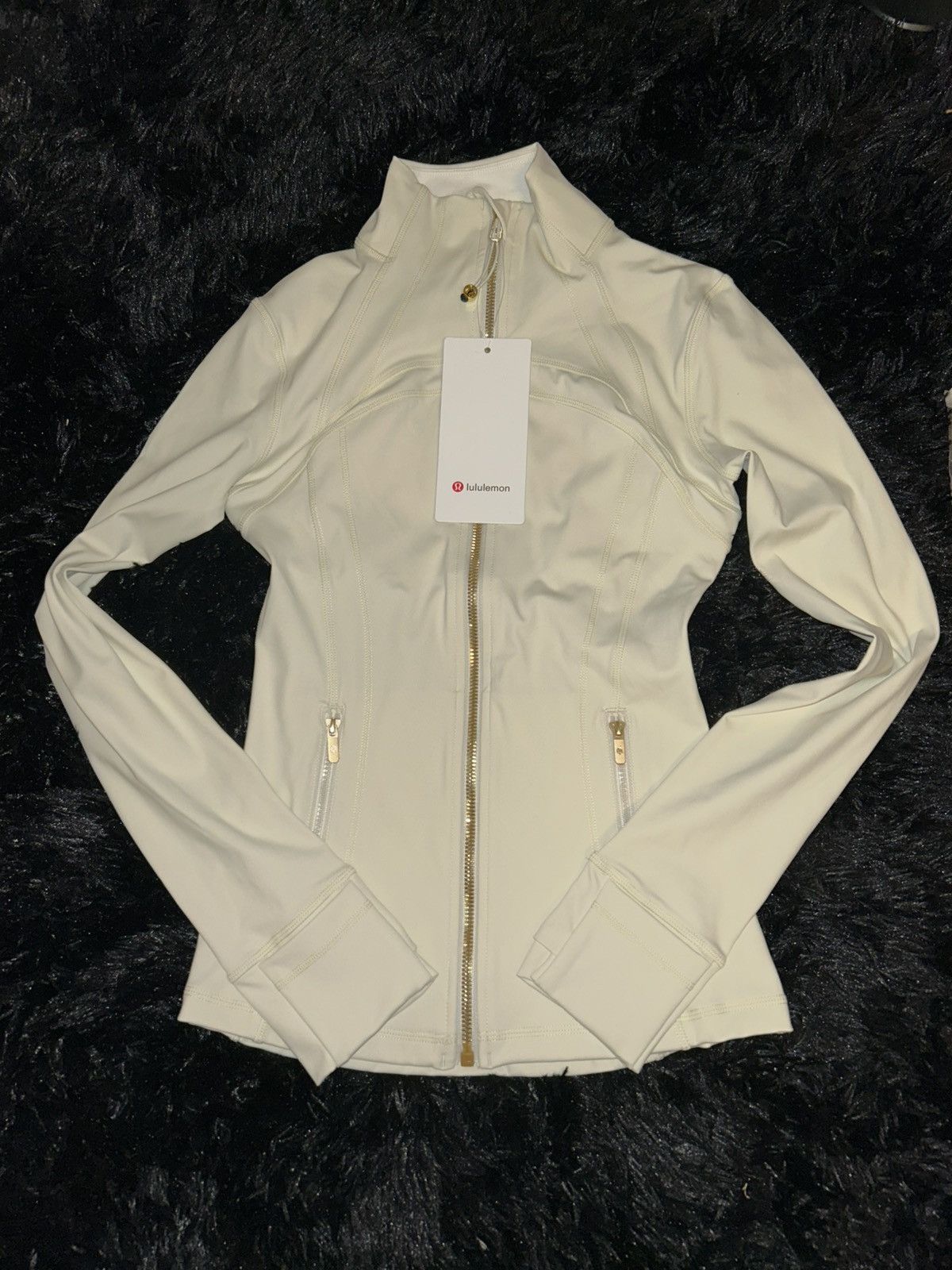 Lululemon Lululemon top cream color Size S / US 4 / IT 40 - 2 Thumbnail