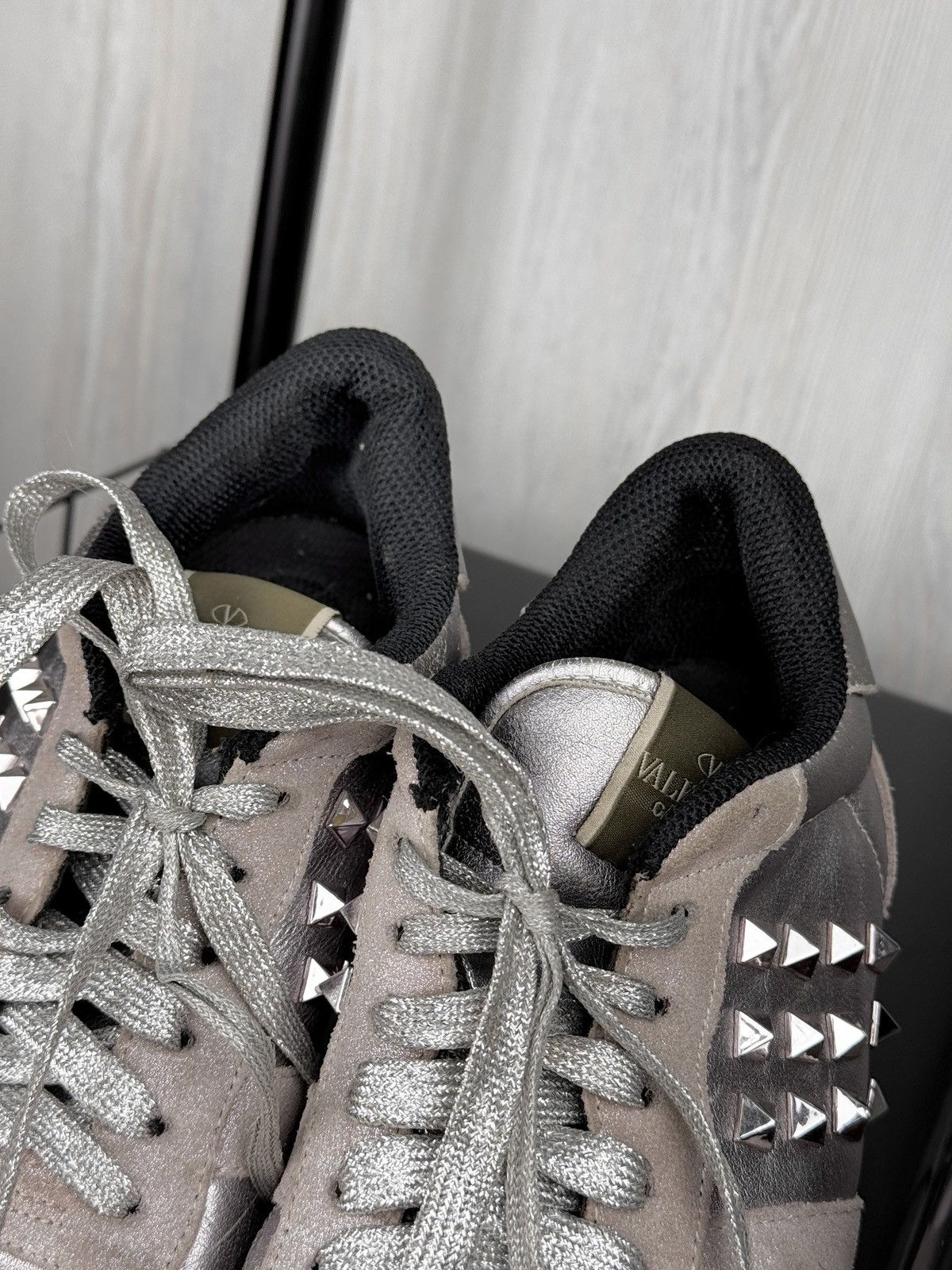Valentino Valentino Garavani Rockstud grey/silver/pink lowtop sneakers Size US 8 / IT 38 - 19 Thumbnail