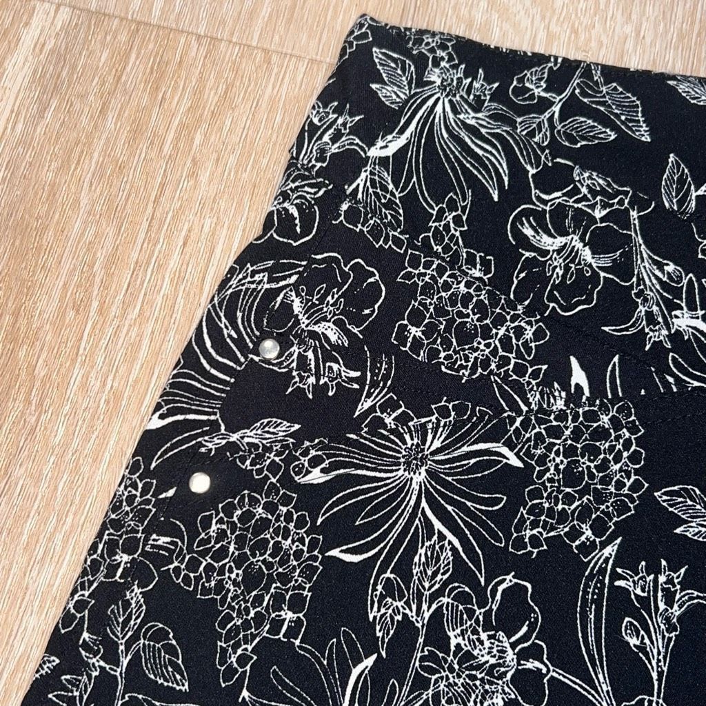 Kenzo Kenar, Black & White Floral Outline Stretchy Pull on Cropped Size 28" / US 6 / IT 42 - 9 Thumbnail