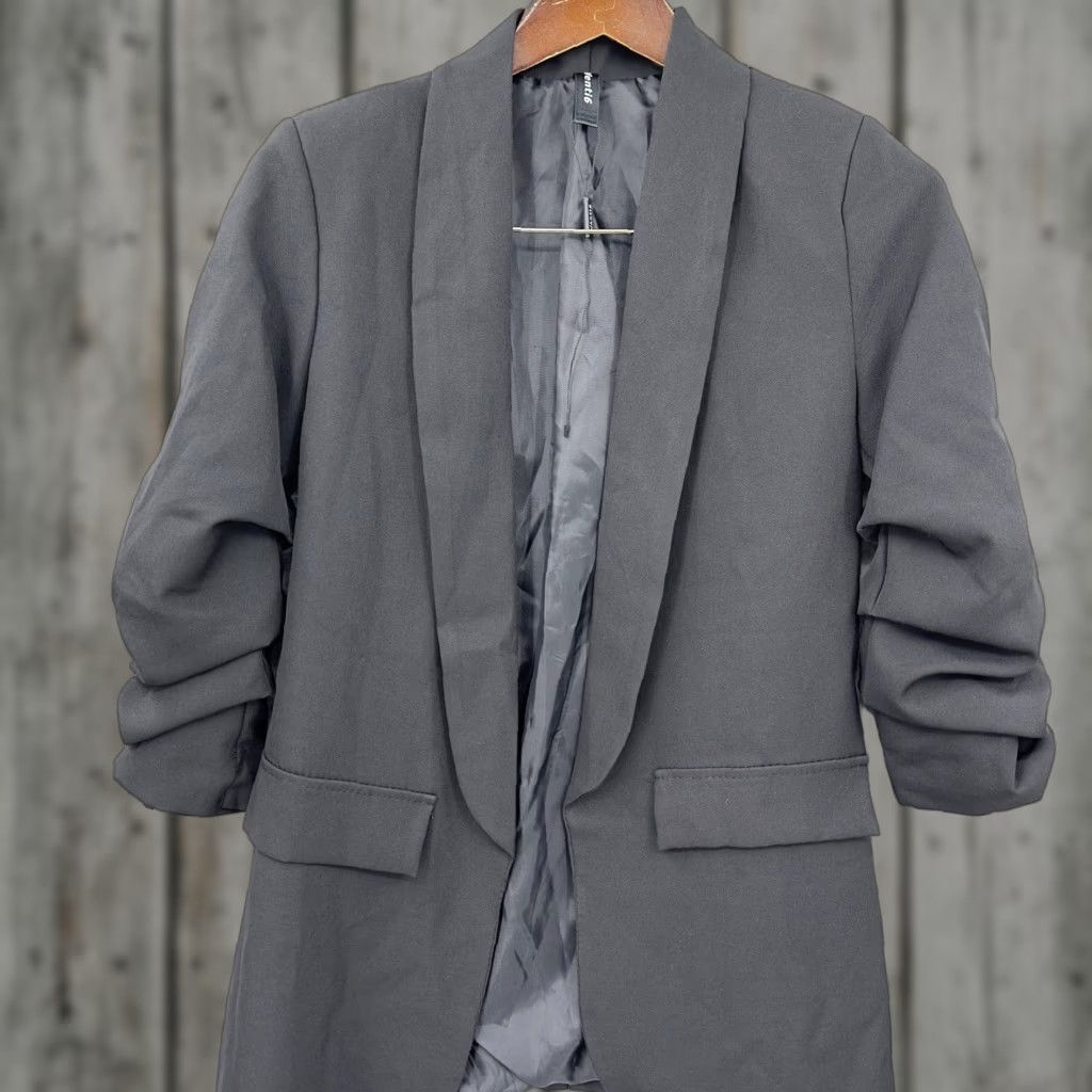 Vintage VINTAGE Venti6 Blazer Women’s S Black Formal Business Casual Classic Tuxedo 2020s Size S / US 4 / IT 40 - 1 Thumbnail
