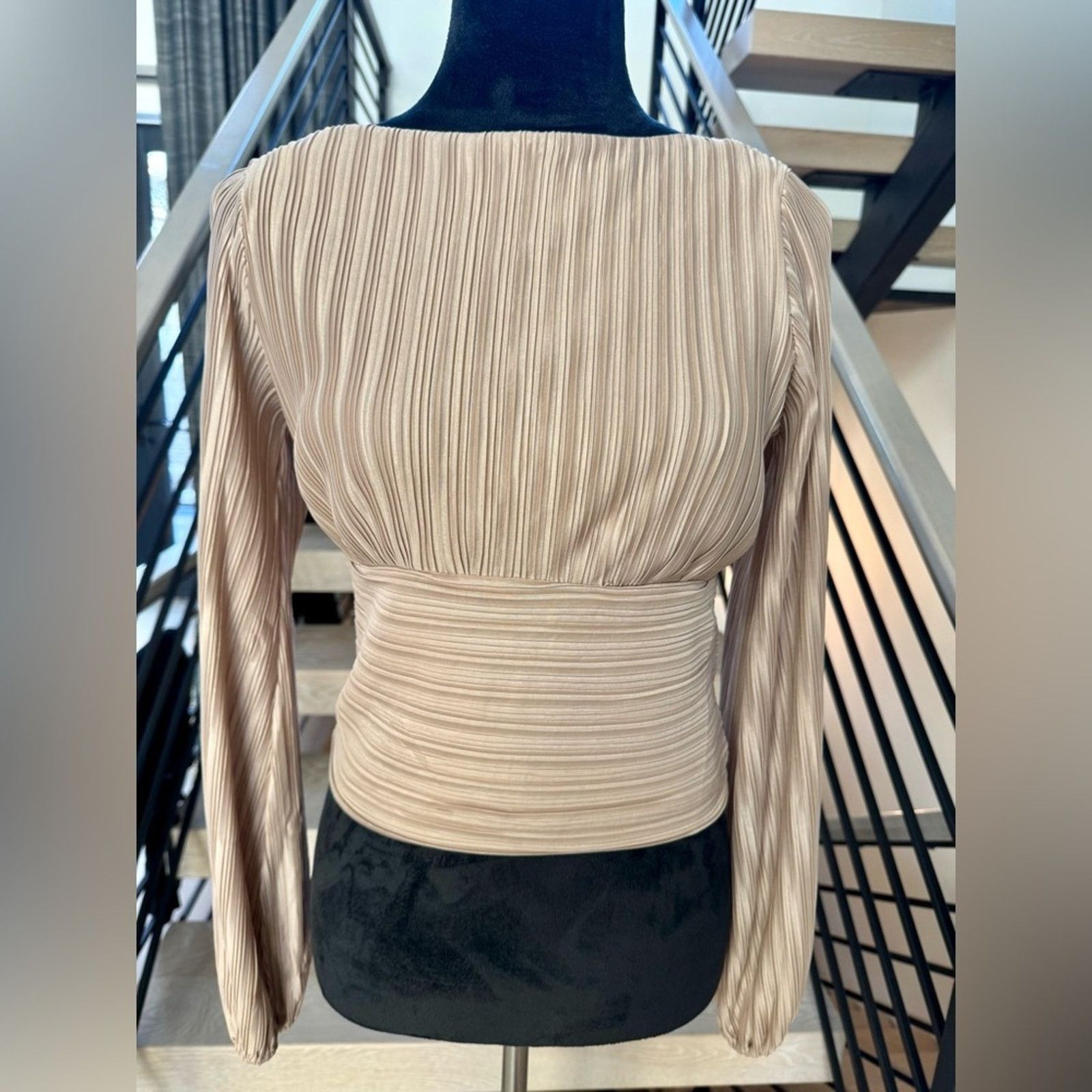 Other New Elegant Beige Long Sleeve Women's Top size M Size M / US 6-8 / IT 42-44 - 1 Thumbnail