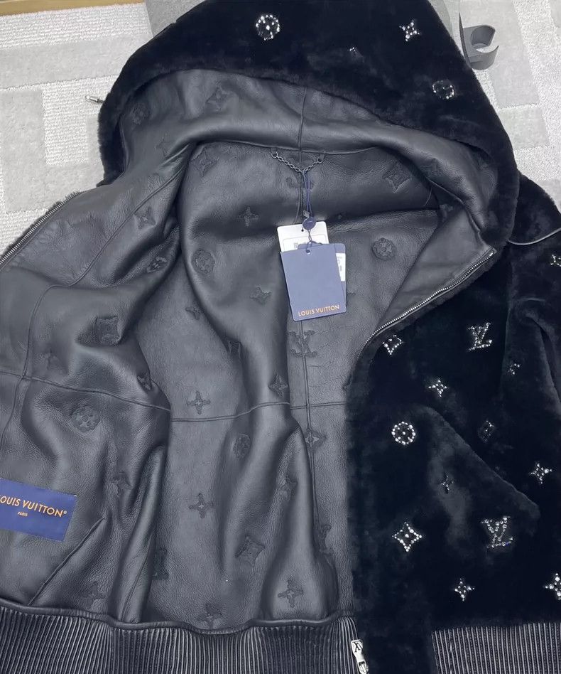 Louis Vuitton Louis Vuitton 25 latest rhinestone logo fur jacket Size US M / EU 48-50 / 2 - 4 Thumbnail
