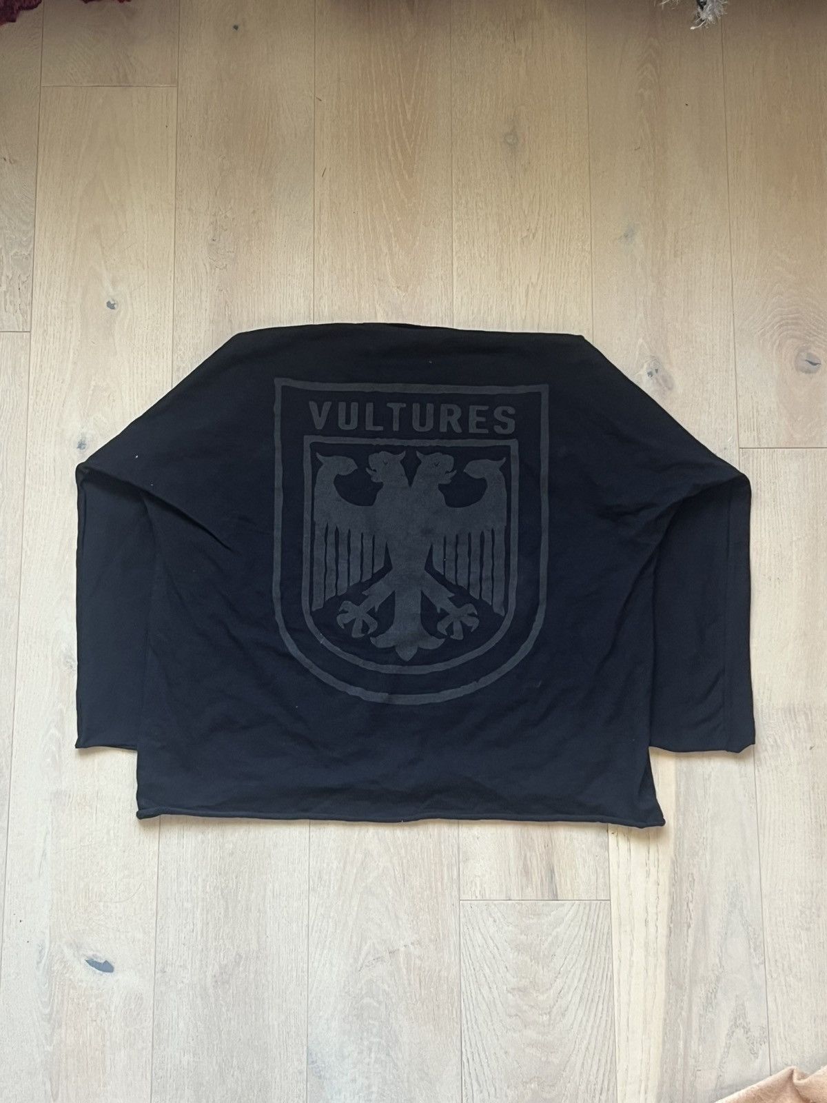 Yeezy Yeezy small vultures logo black longsleeve size 1 Size US S / EU 44-46 / 1 - 1 Thumbnail