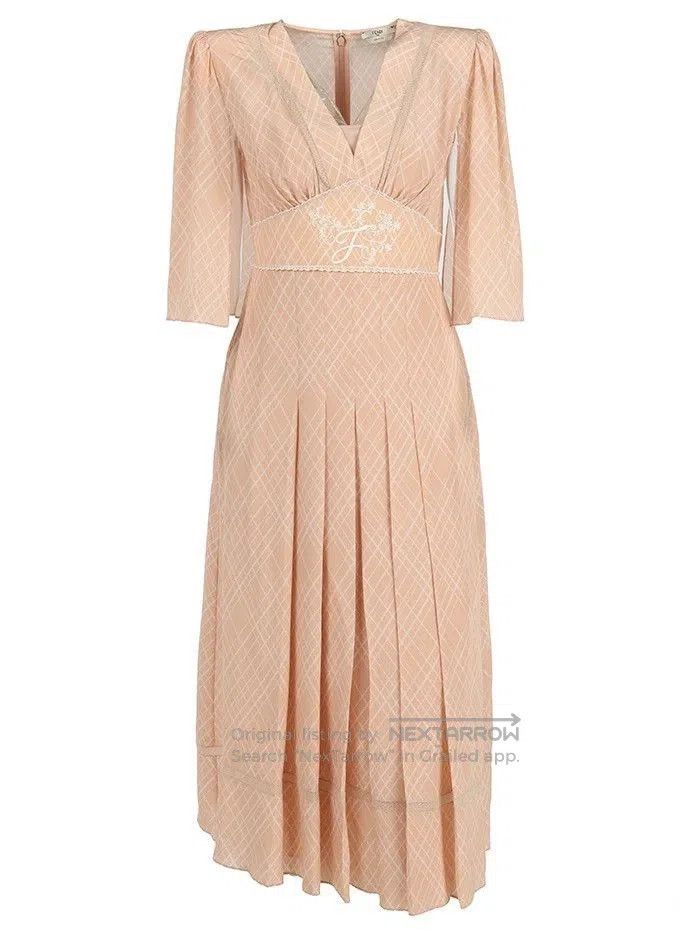 Fendi fendi pleated long sleeve dress in beige. Size US M / EU 48-50 / 2 - 1 Thumbnail