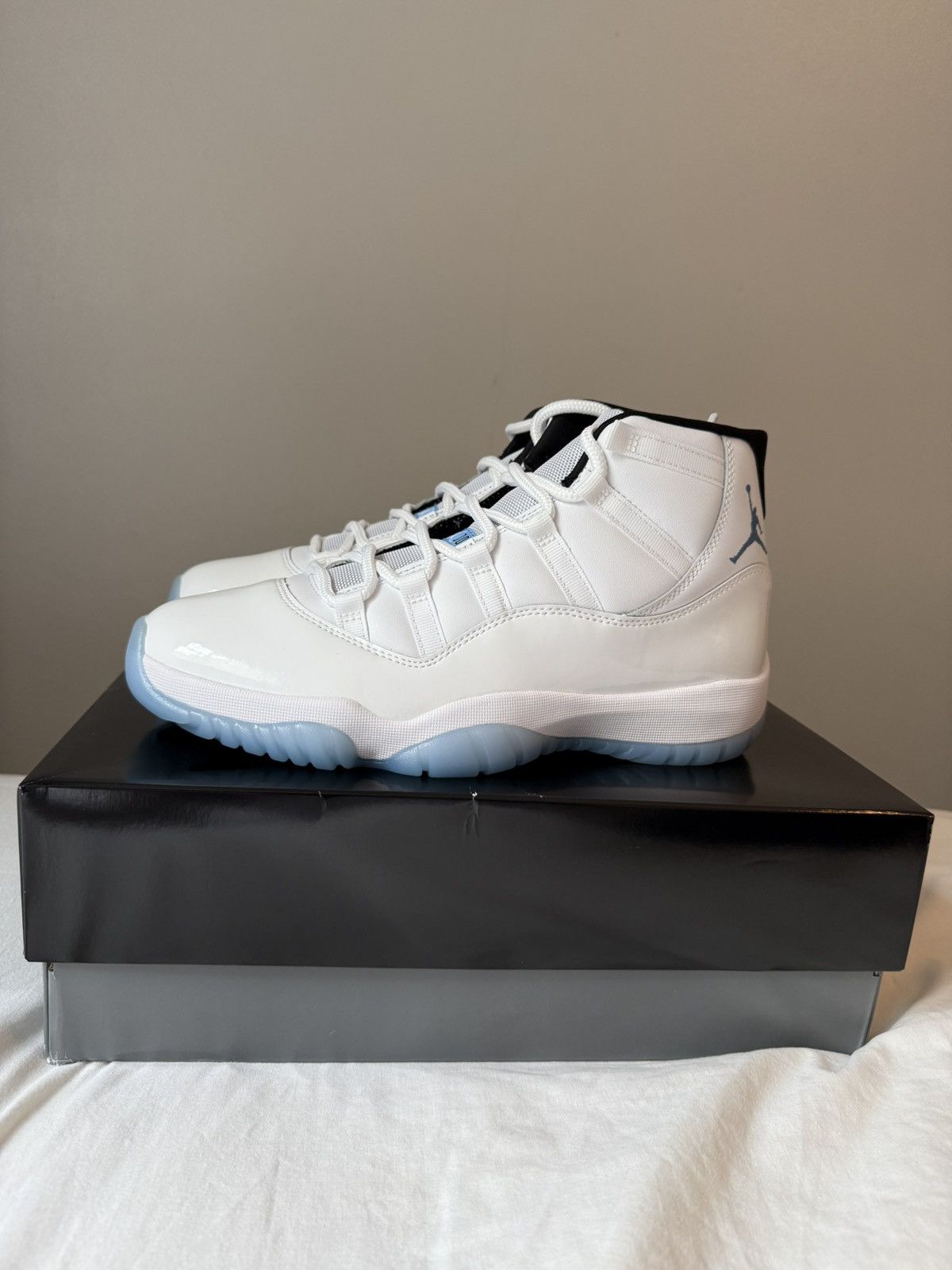 Jordan Brand × Nike NIKE AIR JORDAN 11 RETRO WHITE / LEGEND BLUE Size US 10 / EU 43 - 3 Thumbnail