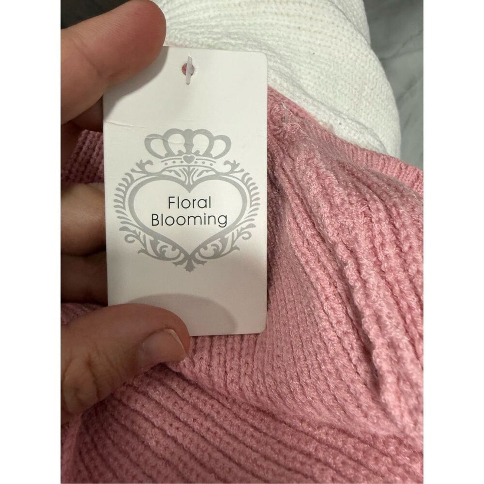 The Unbranded Brand Floral Blooming Women’s Sweater Size S NWOT # G383 Size S / US 4 / IT 40 - 8 Thumbnail