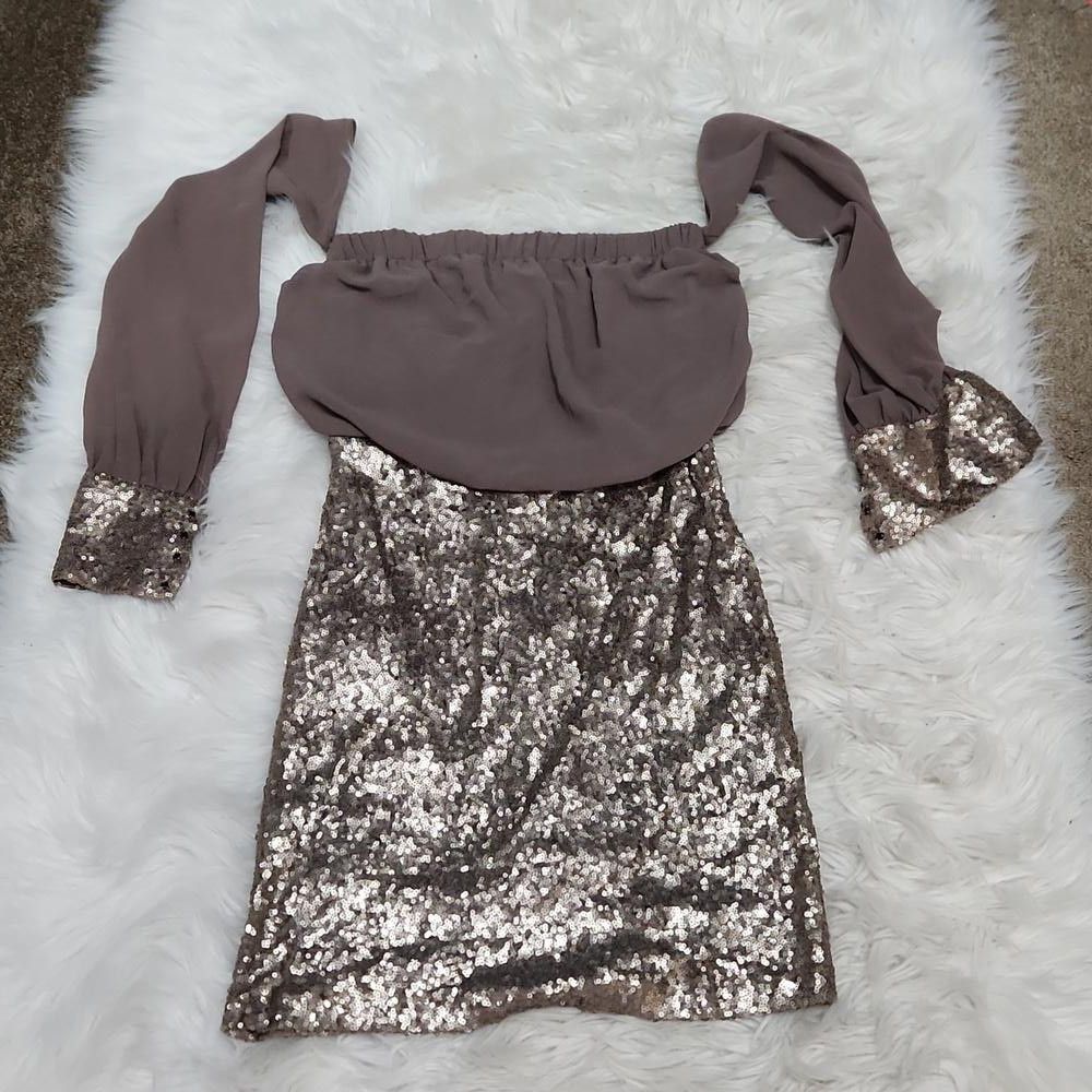 Designer Elegant Sequined Dress with Puff Sleeves Size S / US 4 / IT 40 - 1 Thumbnail