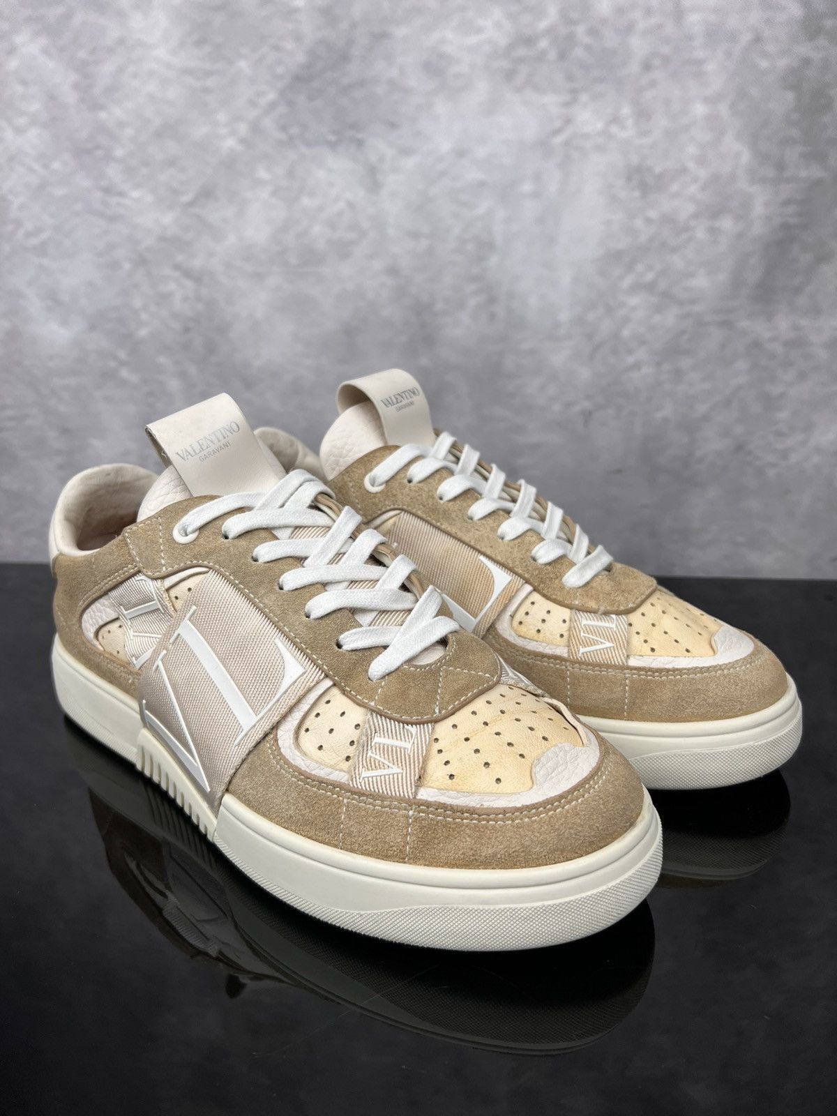 Valentino Valentino Garavani Leather Low-Top Sneakers Beige | Size 40 Size US 7 / EU 40 - 3 Thumbnail