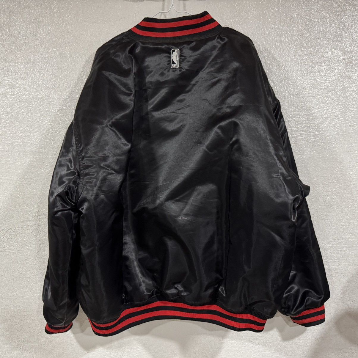 Majestic Vtg Chicago Bulls Satin Bomber Jacket Red Black Mens 2-3XL Size US XXL / EU 58 / 5 - 3 Thumbnail