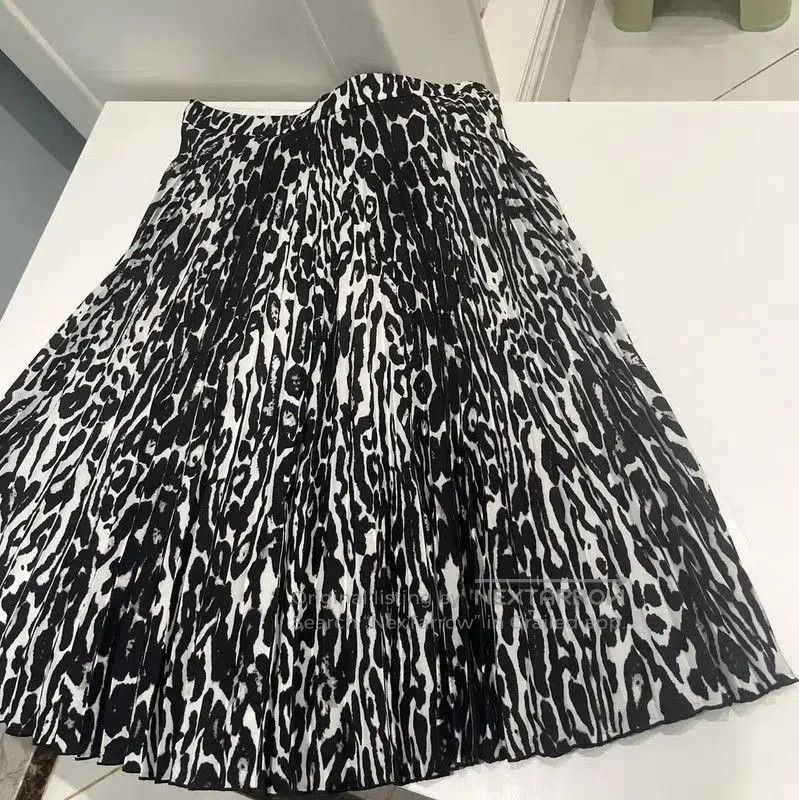 Burberry Burberry Pleated Leopard Print Midi Skirt. Size 23" - 6 Thumbnail