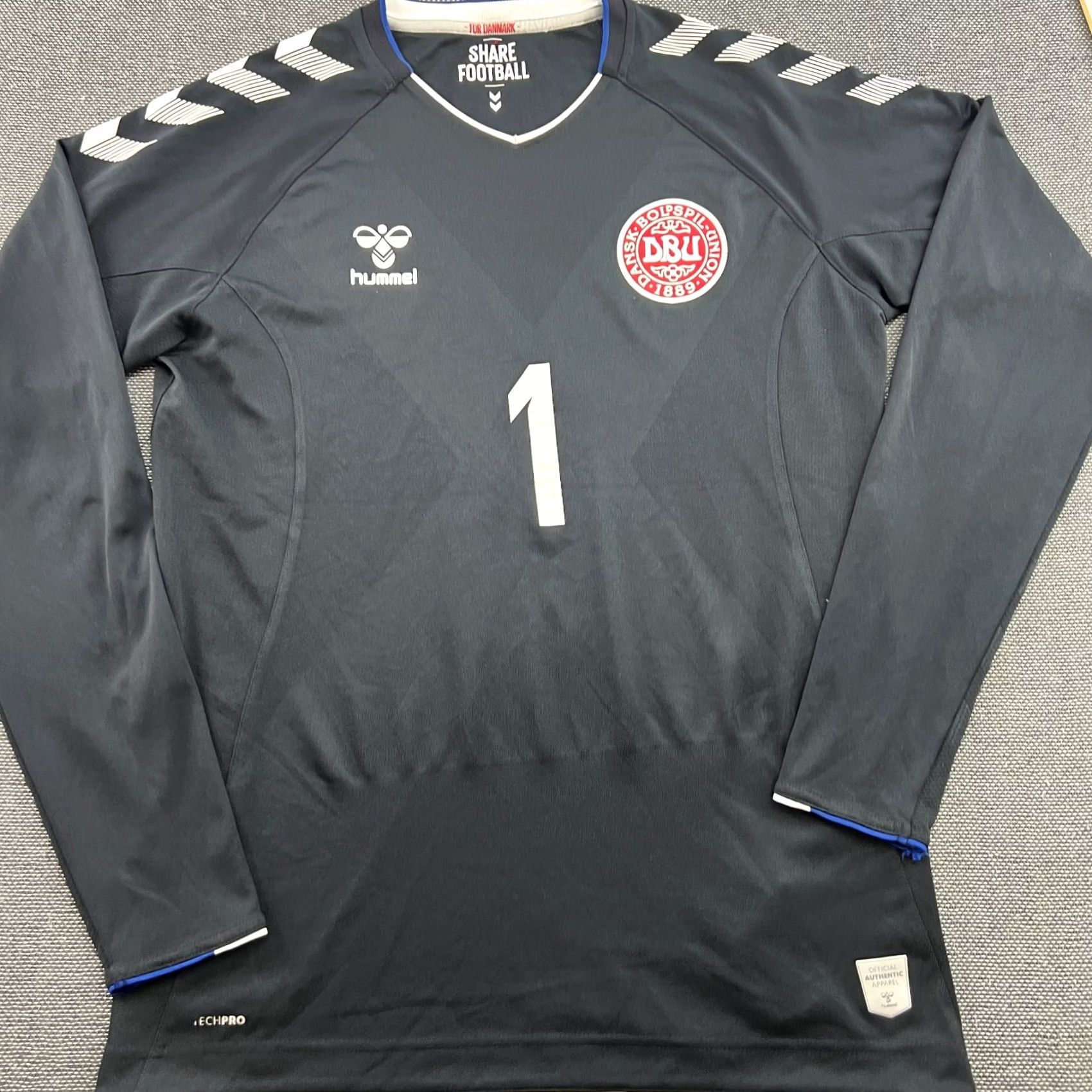 Hummel Denmark 2018 2019 Goalkeeper Schmeichel Football Jersey Mens Small Hummel Jersey S Black Size US S / EU 44-46 / 1 - 3 Thumbnail