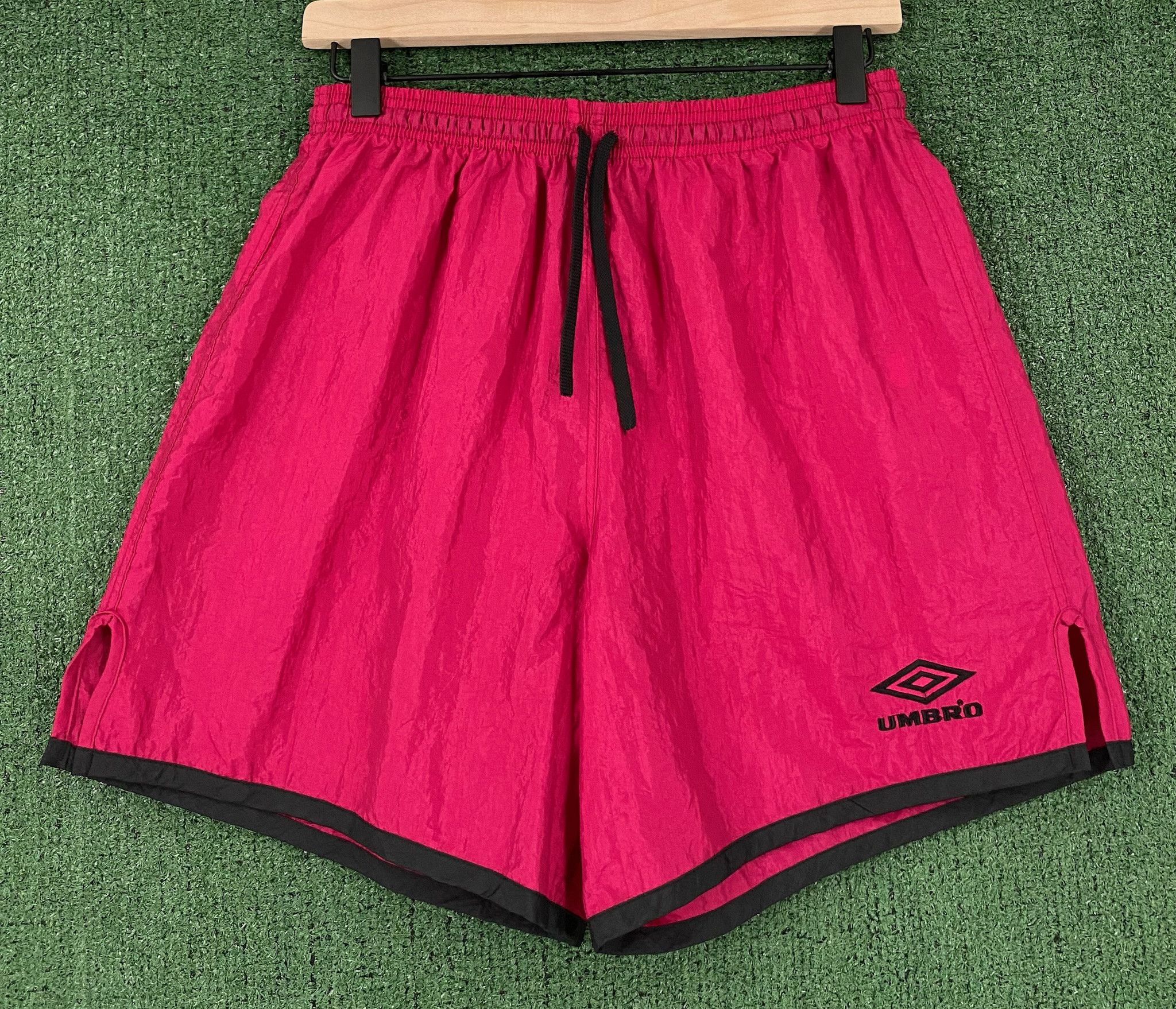 Umbro 90’s Umbro Embroidered Logo Fuscia Windbreaker Shorts Medium Size US 32 / EU 48 - 1 Thumbnail