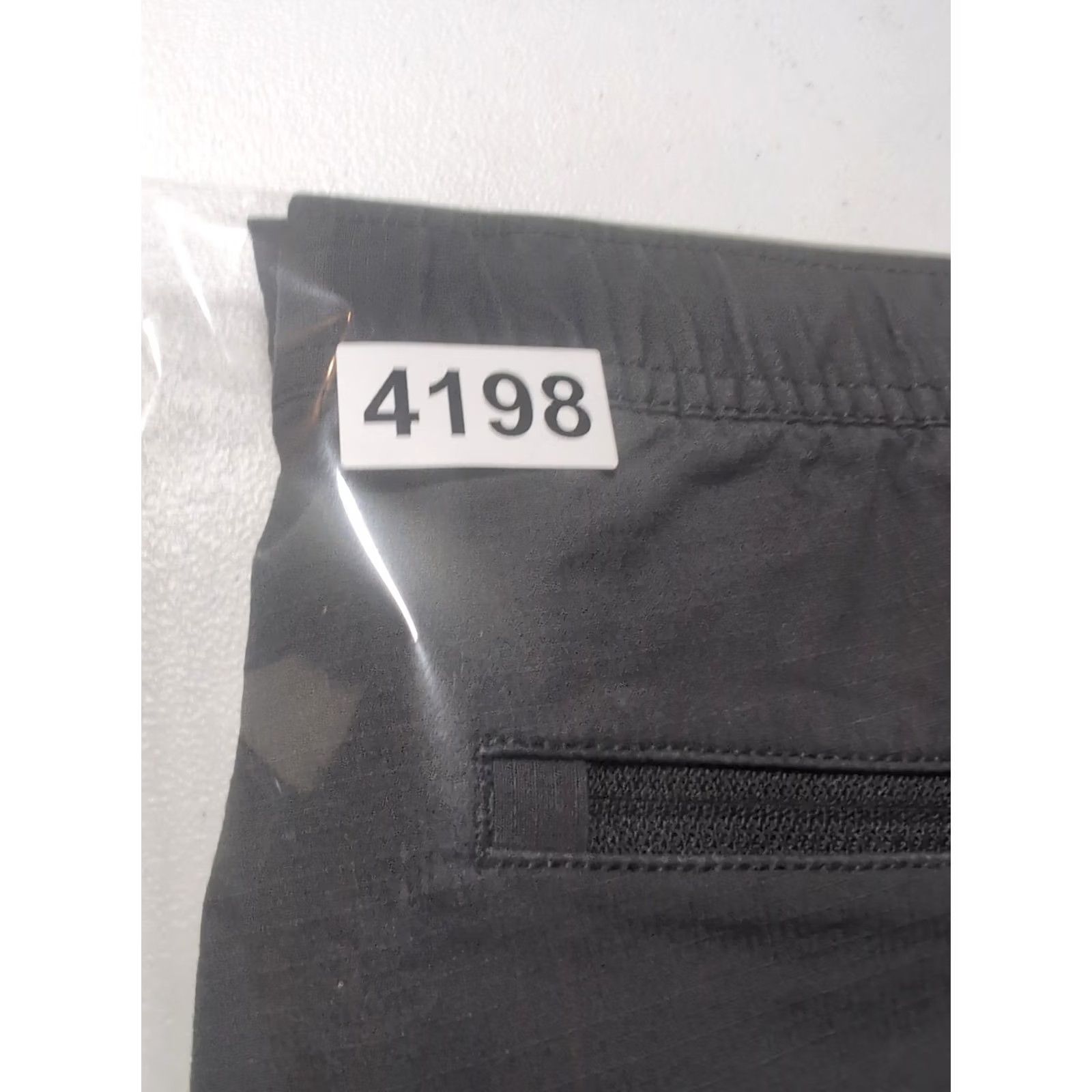 Vuori Vuori Pants Mens M Gray Jogger Elastic Waist Zip Pocket Outdoor Travel Slim Tapered Pockets - Zippered Pocket Mens Medium Gray Vuori Pants Size US 31 - 8 Thumbnail