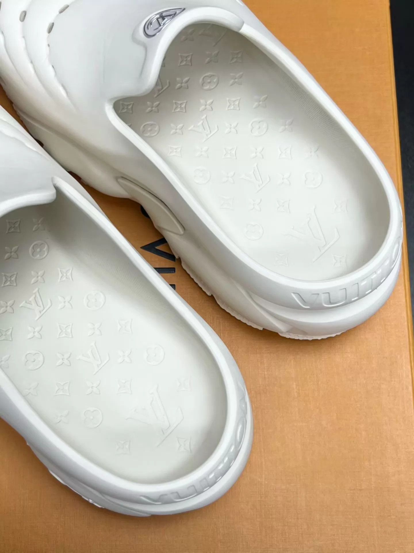 Louis Vuitton LV Shark Slippers White 41 Thick Sole Elevated Size US 8 / EU 41 - 4 Thumbnail