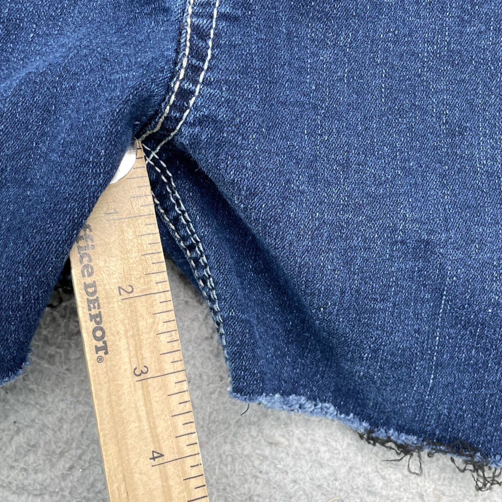 Vintage Grip Jean Short Women 36* Raw Hem Y2K Daisy Duke 90s American Preppy Rodeo Denim Short Women 36 Blue Western Made by Get a Grip Mens? Size 25" / US 0 / IT 36 - 3 Thumbnail