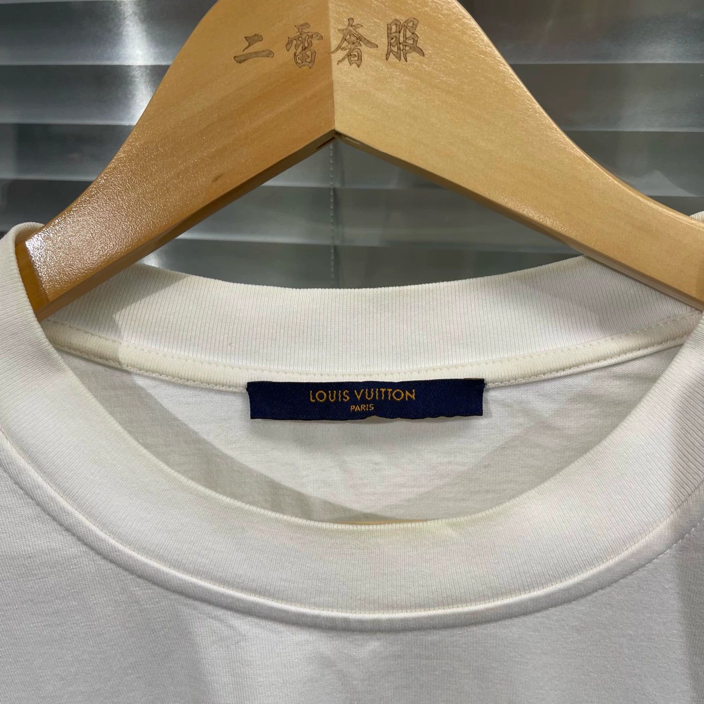 Louis Vuitton LV x NBA Letter Print M Tee 95 New Back Flaw Size US M / EU 48-50 / 2 - 3 Thumbnail