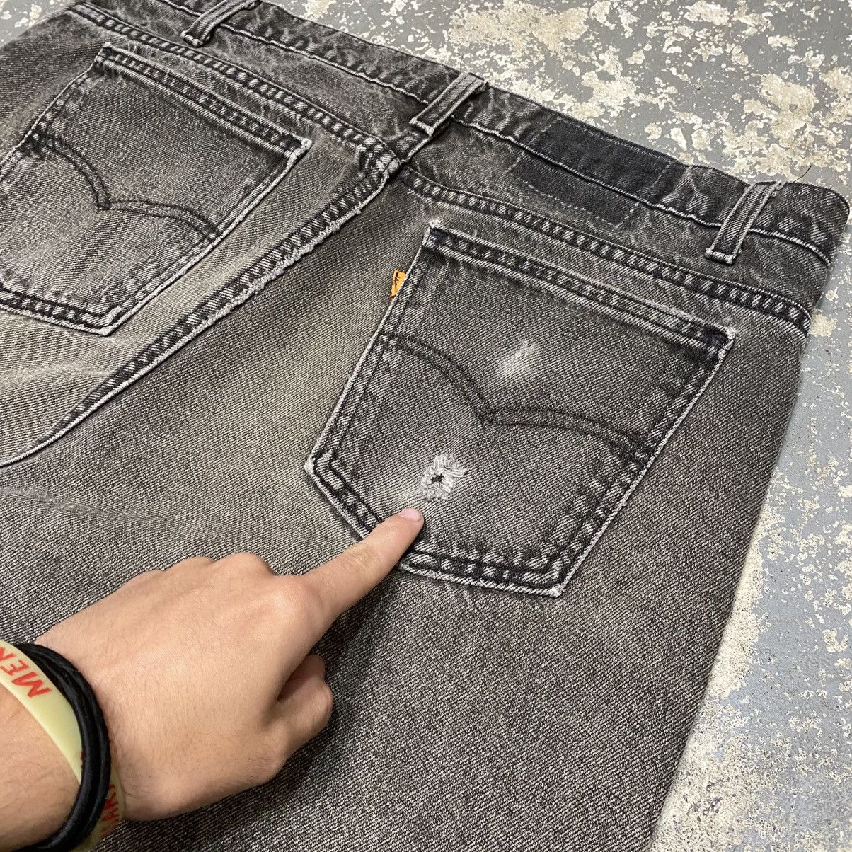 Levi's × Vintage Vintage Levi’s 550 Relaxed Fit Black Faded Denim Jeans 90s Size US 37 - 3 Thumbnail