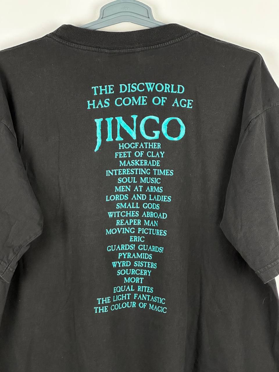 Expert Horror × Vintage Vintage 90s Discworld Terry Pratchett Comic Book Tshirt Size US XL / EU 56 / 4 - 10 Thumbnail