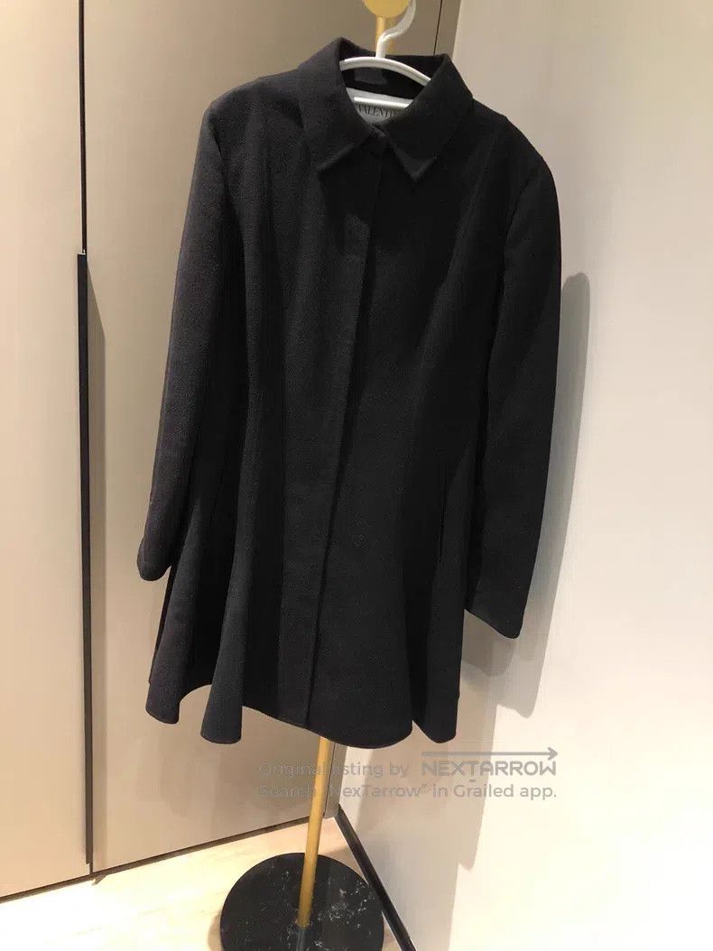 Valentino Valentino Black coat Size L / US 10 / IT 46 - 1 Thumbnail