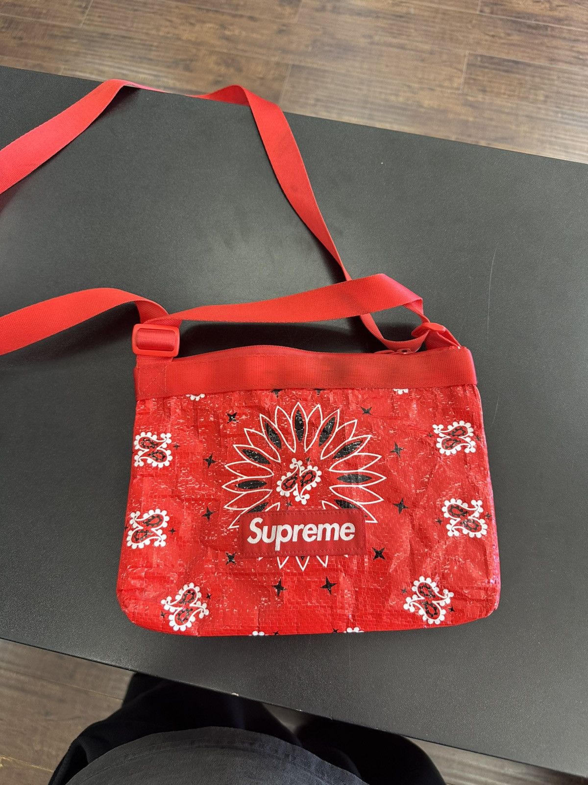 SUPREME BANDANA TARP SIDE BAG RED