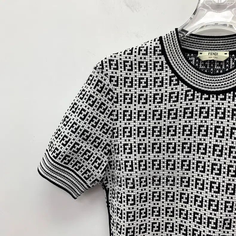 Fendi Fendi Color block logo letter all-over print round neck sh Size XS / US 0-2 / IT 36-38 - 3 Thumbnail