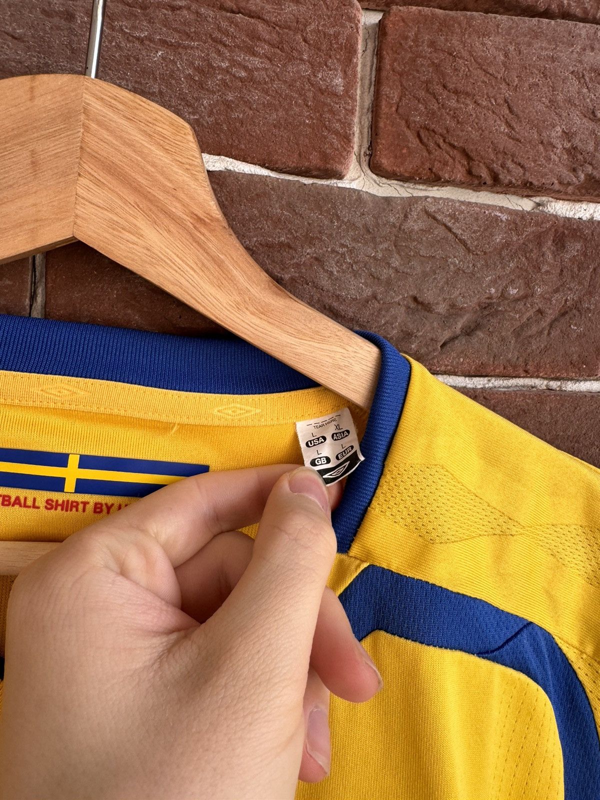 Umbro Rare Vintage 00s Umbro Sweden Team L Yellow Jersey Soccer Size US L / EU 52-54 / 3 - 5 Thumbnail